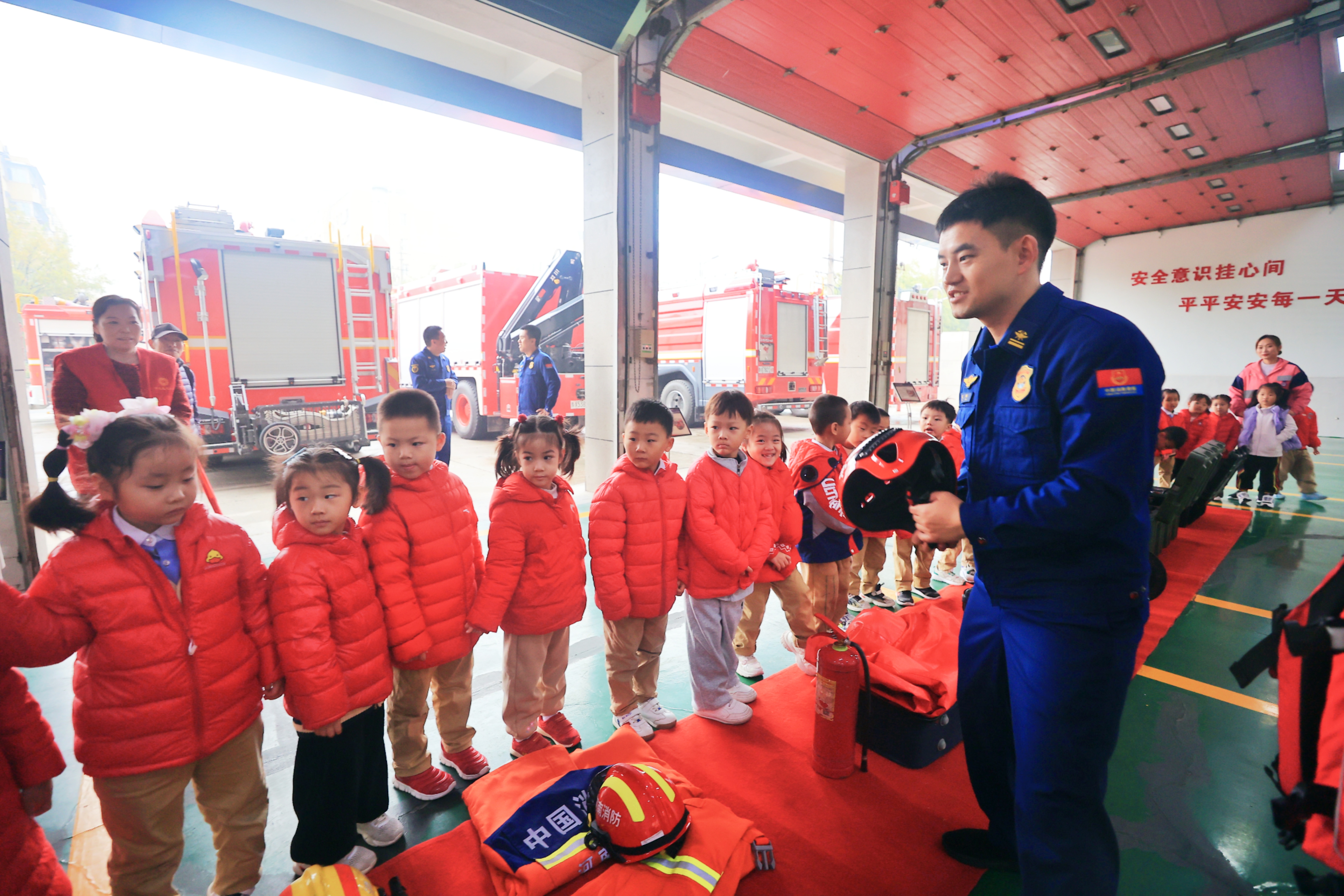 11月14日，金明池街道团工委、妇联、关工委联合水岸社区，组织悦都教育幼儿园的小朋友来到金明池消防救援站开展研学参观活动，让孩子们了解消防安全知识、增强消防安全意识、提升安全自救能力。全媒体记者 李浩 摄