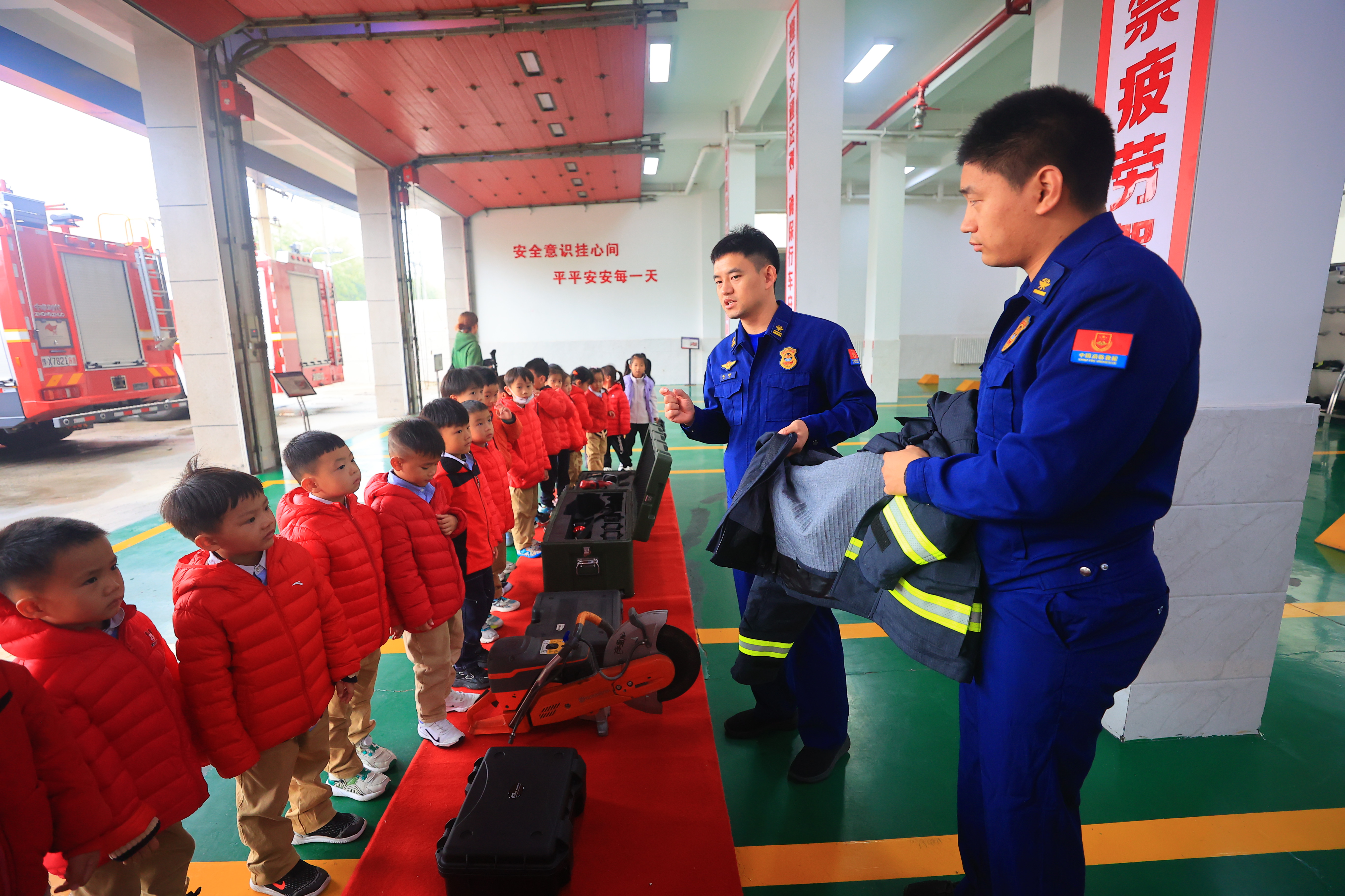 11月14日，金明池街道团工委、妇联、关工委联合水岸社区，组织悦都教育幼儿园的小朋友来到金明池消防救援站开展研学参观活动，让孩子们了解消防安全知识、增强消防安全意识、提升安全自救能力。全媒体记者 李浩 摄