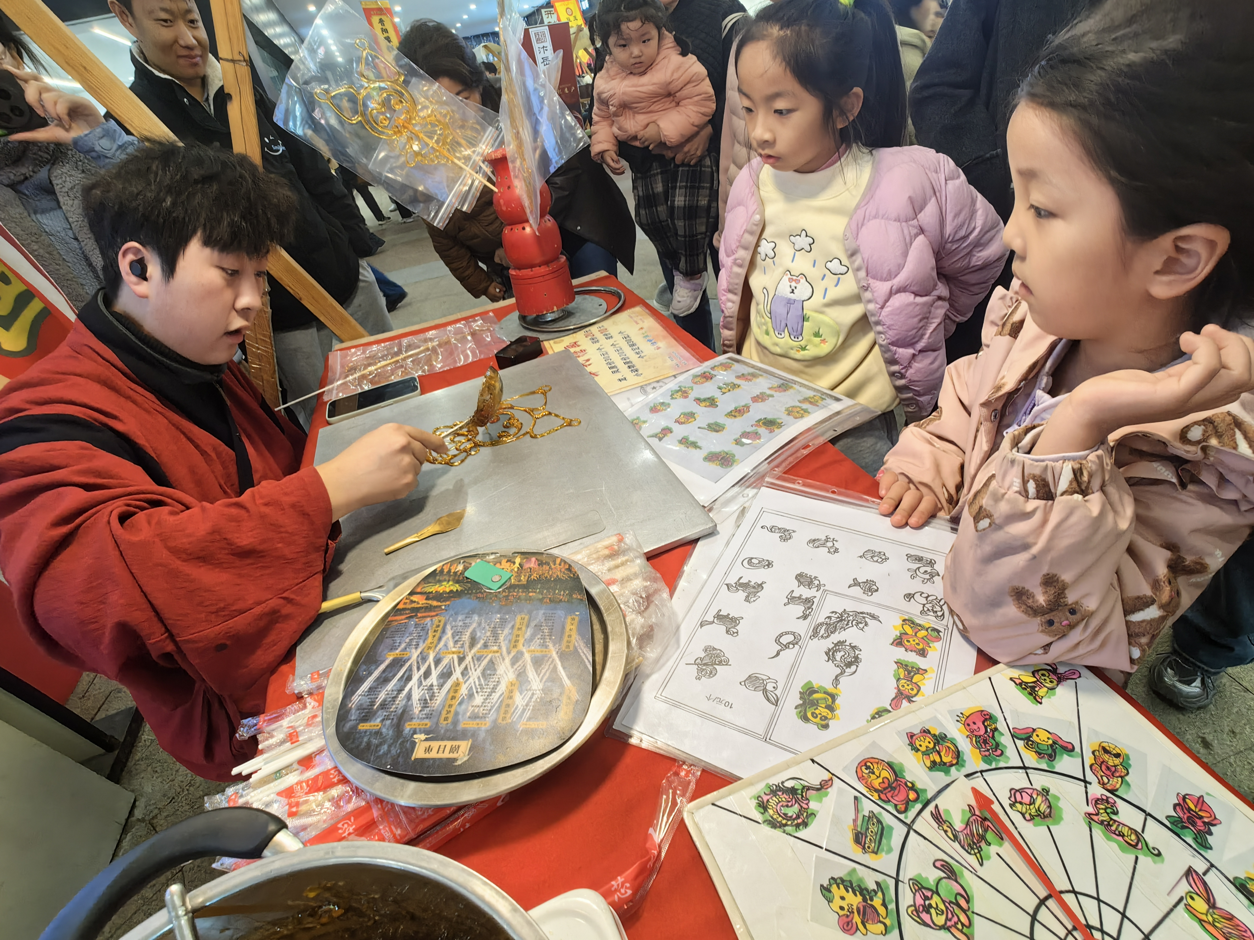 11月16日，在开元广场内街，非遗市集上的各色商品琳琅满目，吃喝玩乐一应俱全，十分热闹。