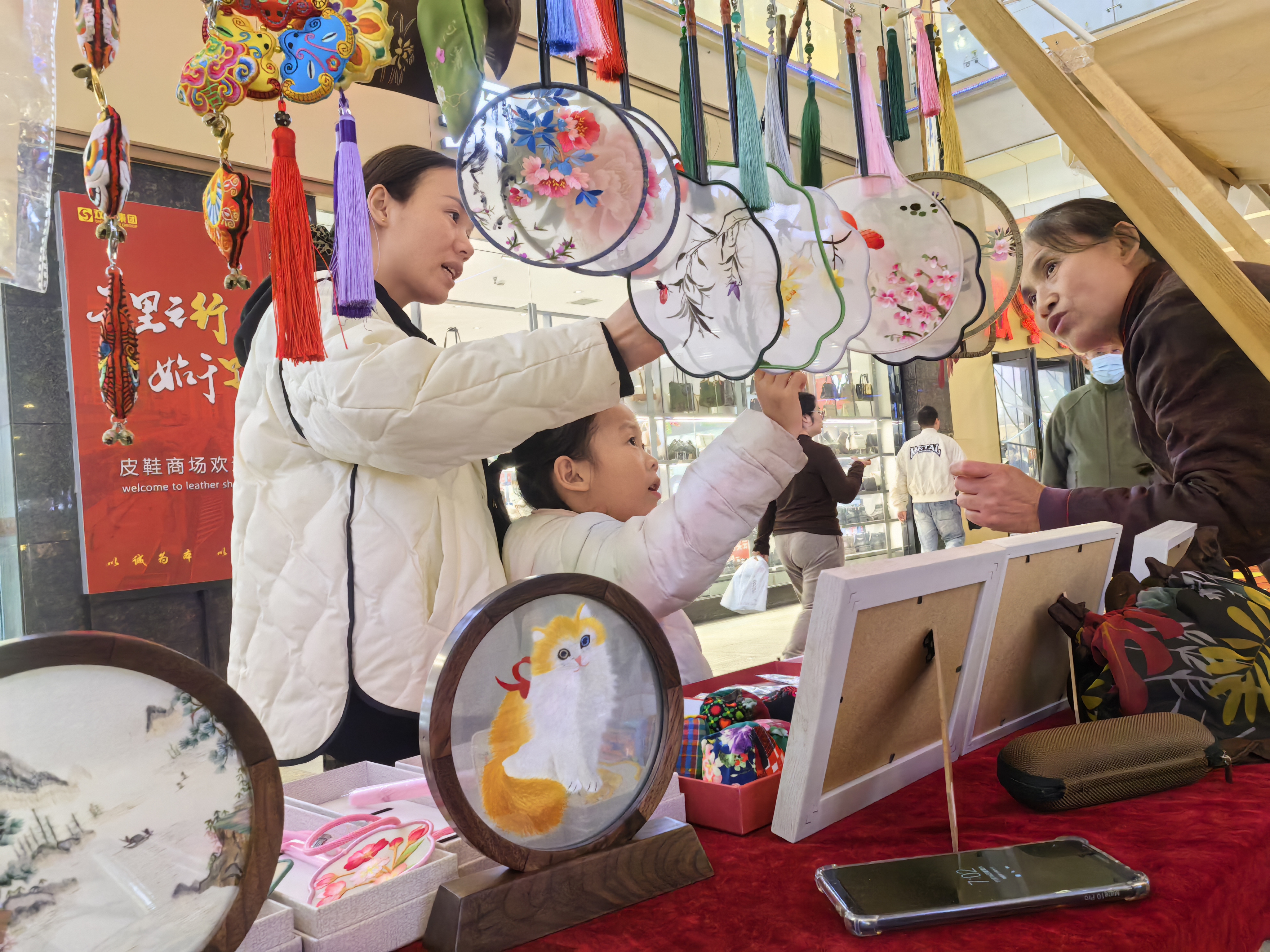 11月16日，在开元广场内街，非遗市集上的各色商品琳琅满目，吃喝玩乐一应俱全，十分热闹。