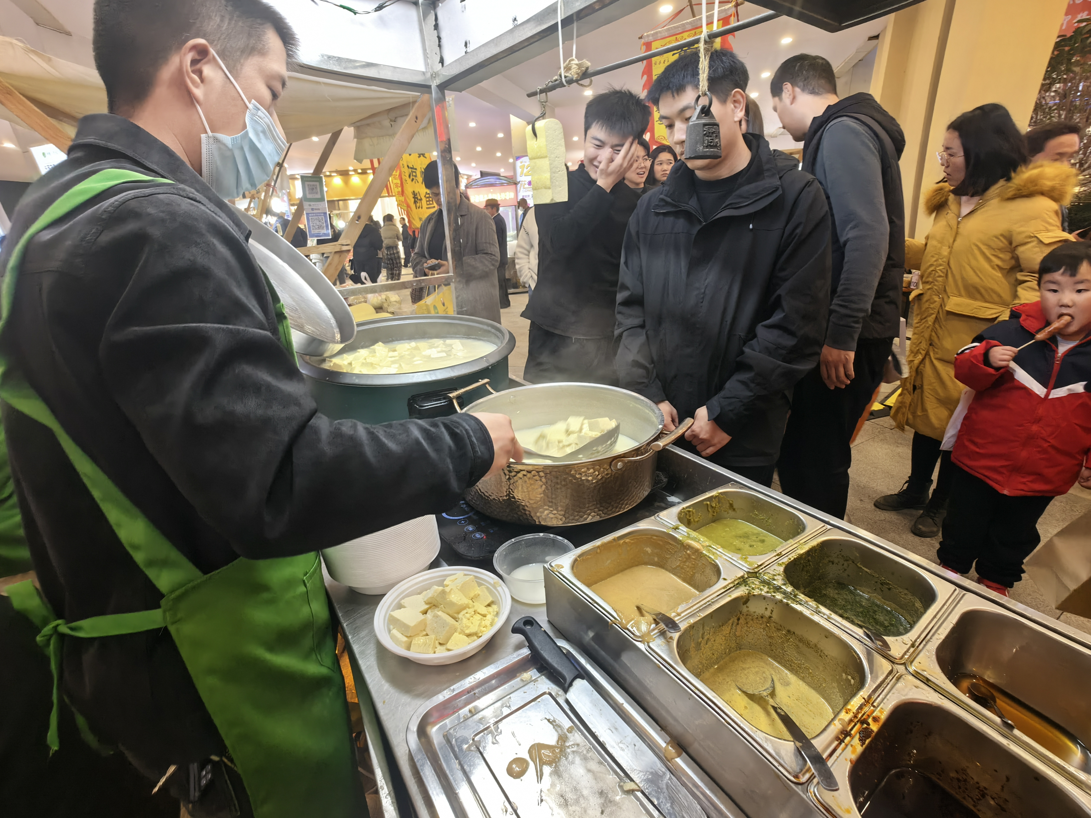 11月16日，在开元广场内街，非遗市集上的各色商品琳琅满目，吃喝玩乐一应俱全，十分热闹。