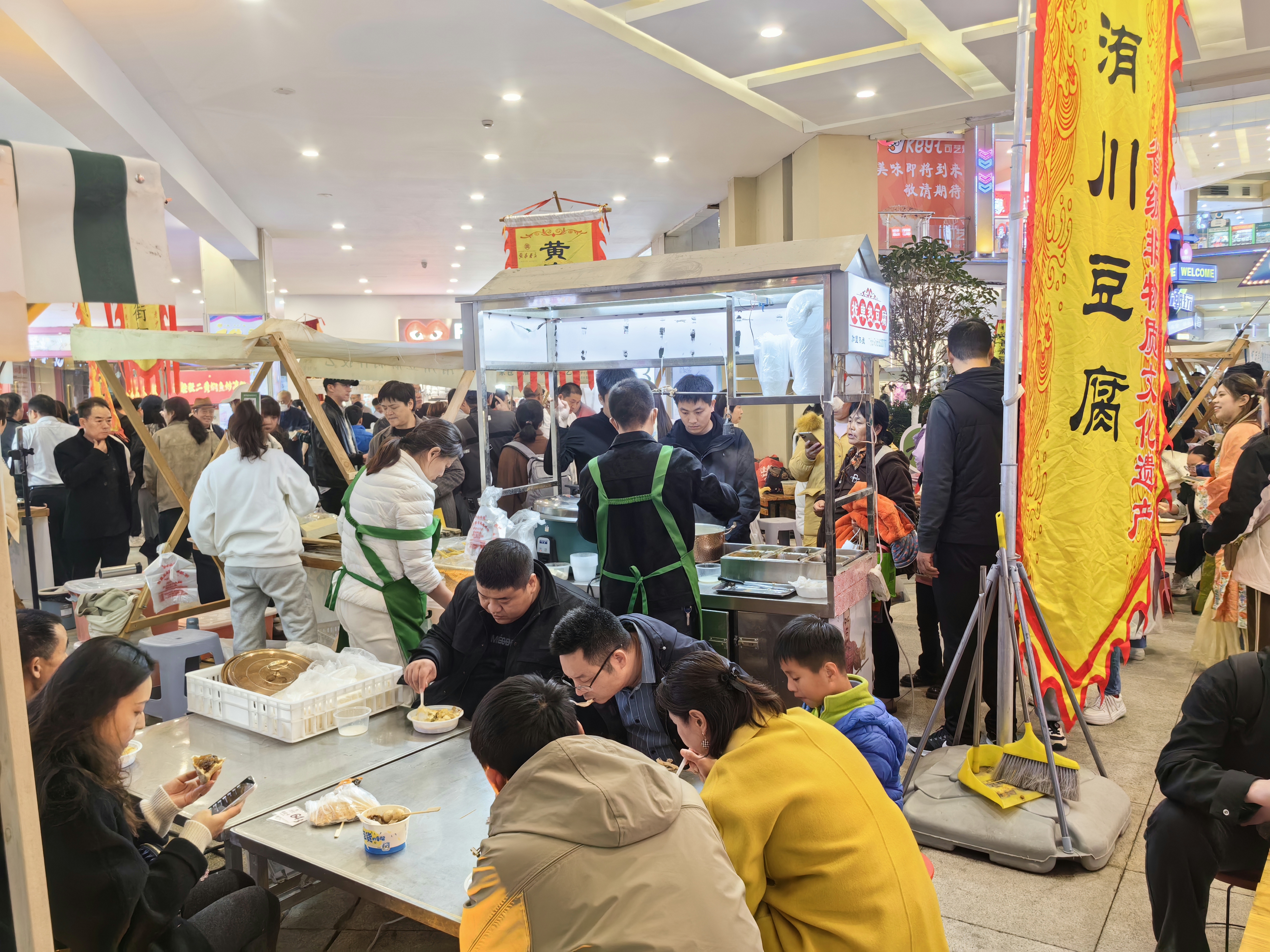 11月16日，在开元广场内街，非遗市集上的各色商品琳琅满目，吃喝玩乐一应俱全，十分热闹。