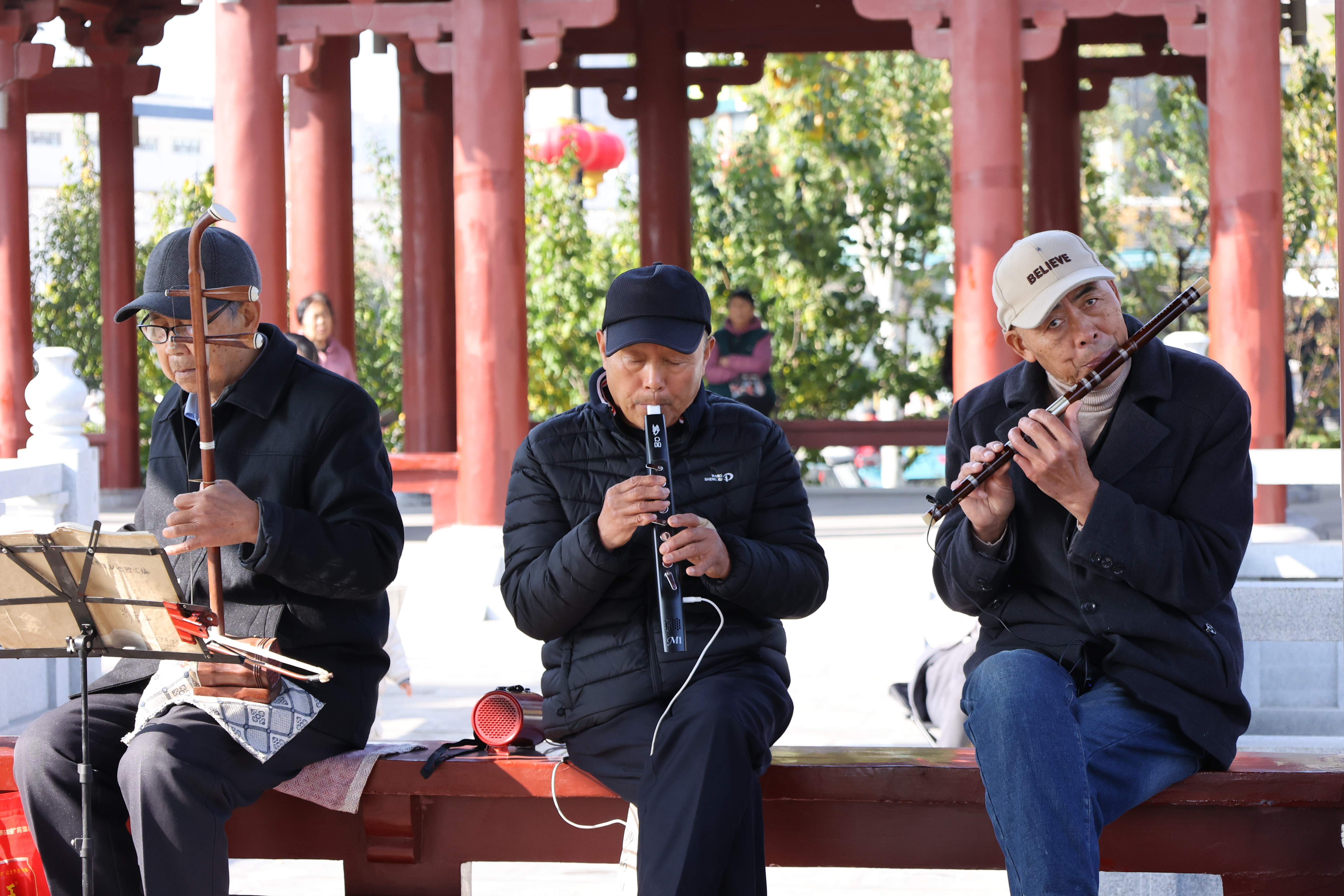 11月21日，在西护城河边的凉亭下，一群戏曲爱好者欢聚一堂，伴随着现场悠扬的音乐伴奏，他们唱起了经典的豫剧曲目，动听的唱腔吸引了不少路过的市民驻足聆听。全媒体记者 石斐 摄