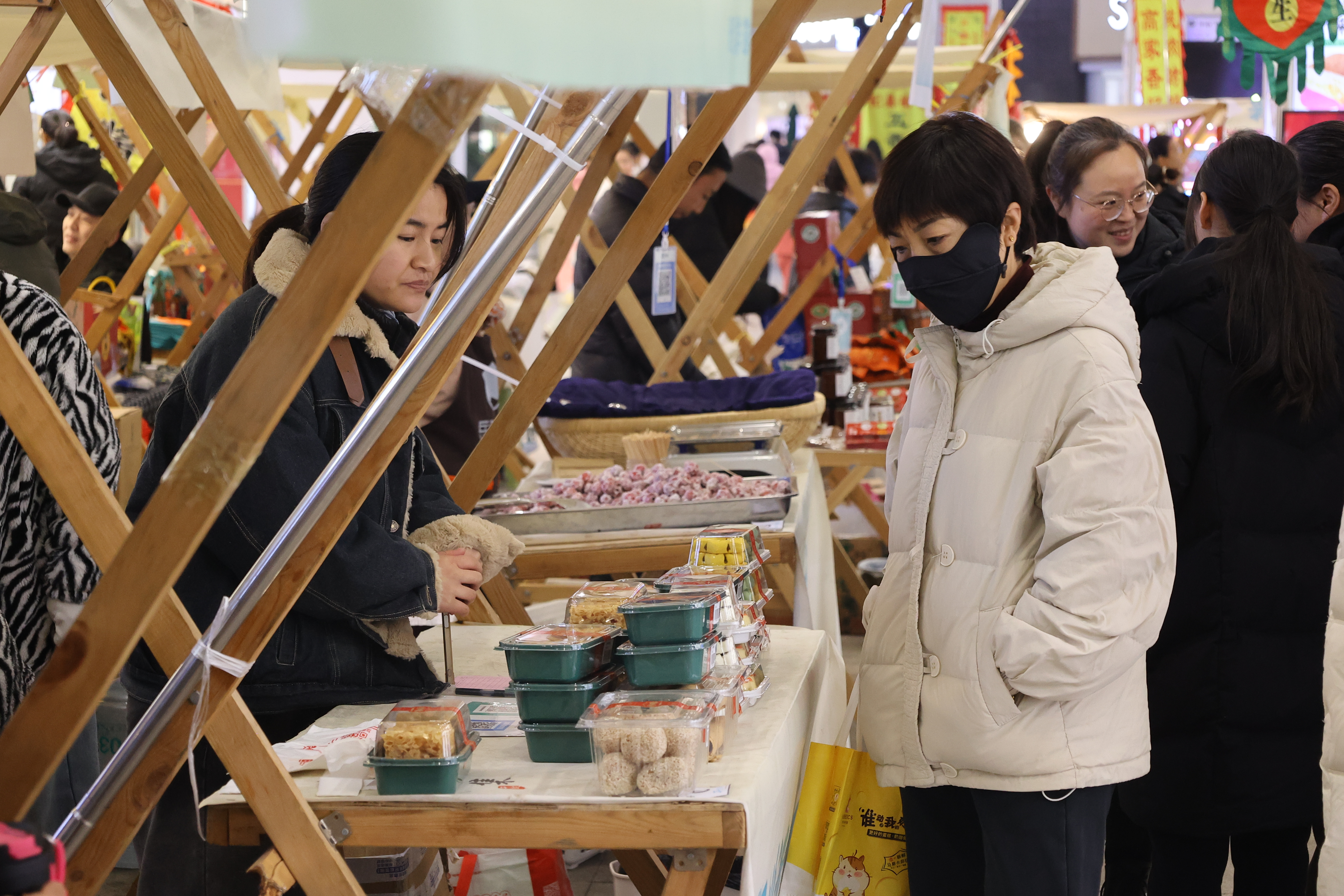 12月7日晚，第三十三期开封非遗市集在开元广场举行。天气虽然寒冷，但是市民的热情不减，活动现场人头攒动，一同感受非遗的多彩魅力。全媒体记者 袁洋 摄