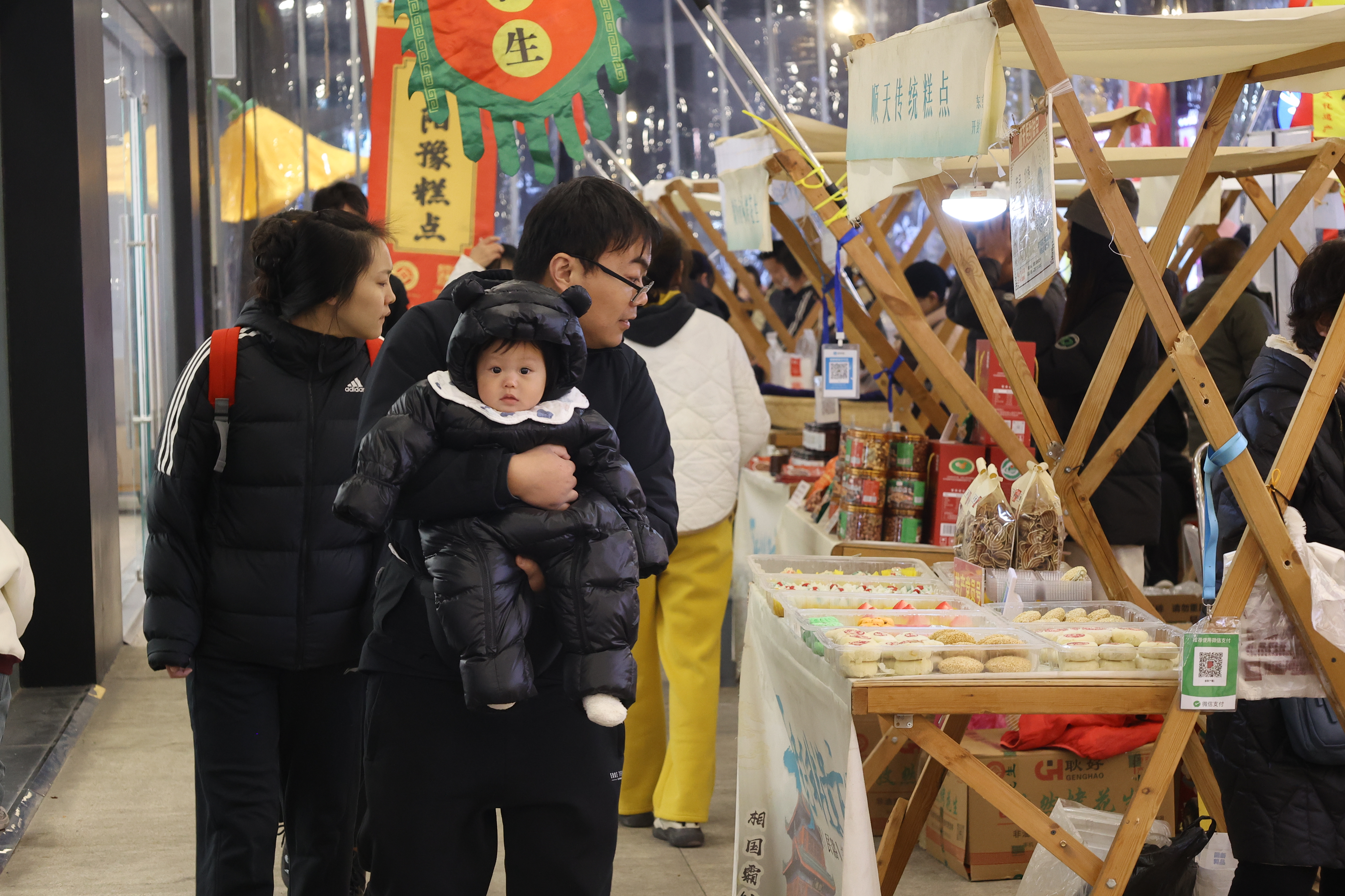 12月7日晚，第三十三期开封非遗市集在开元广场举行。天气虽然寒冷，但是市民的热情不减，活动现场人头攒动，一同感受非遗的多彩魅力。全媒体记者 袁洋 摄