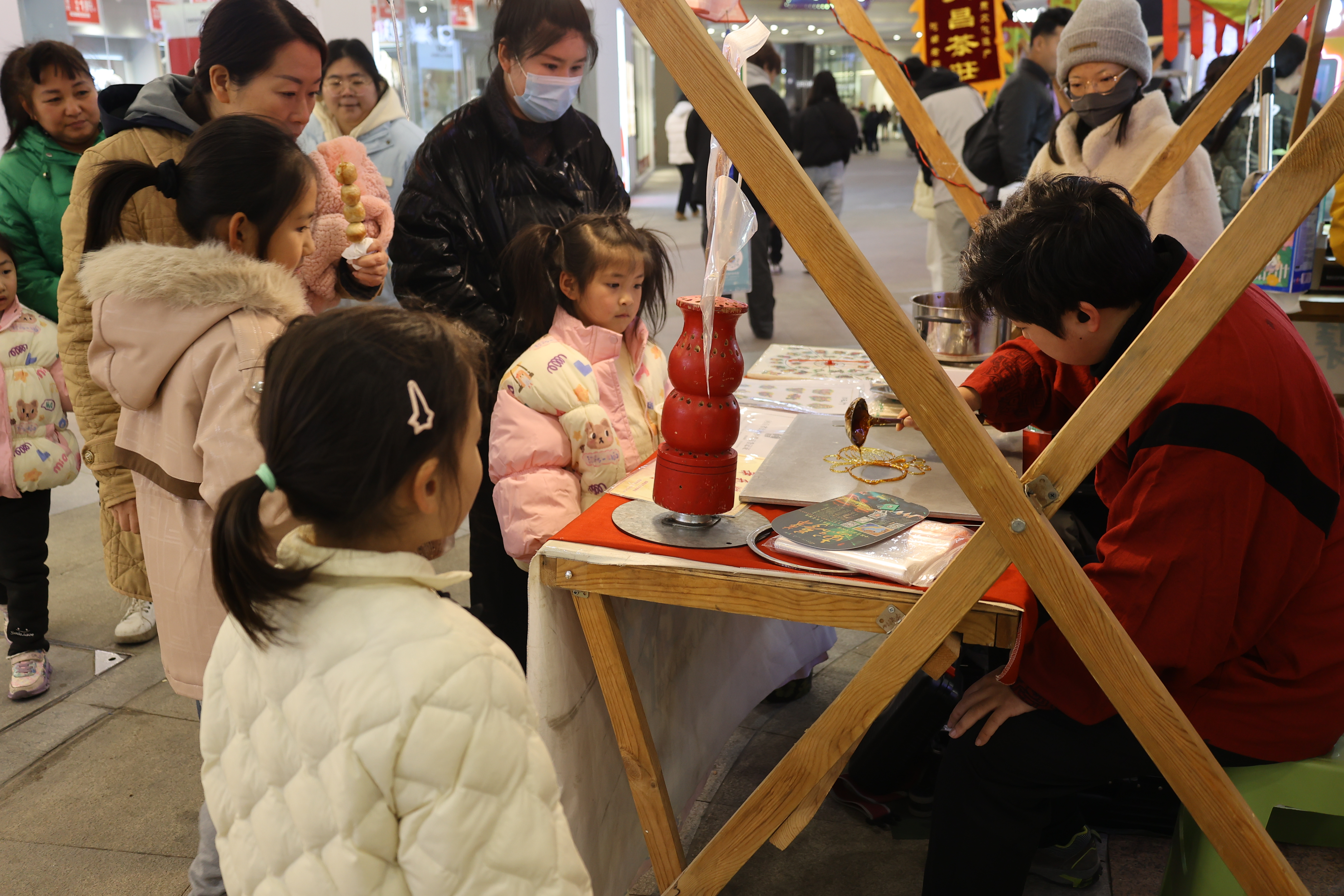 12月7日晚，第三十三期开封非遗市集在开元广场举行。天气虽然寒冷，但是市民的热情不减，活动现场人头攒动，一同感受非遗的多彩魅力。全媒体记者 袁洋 摄