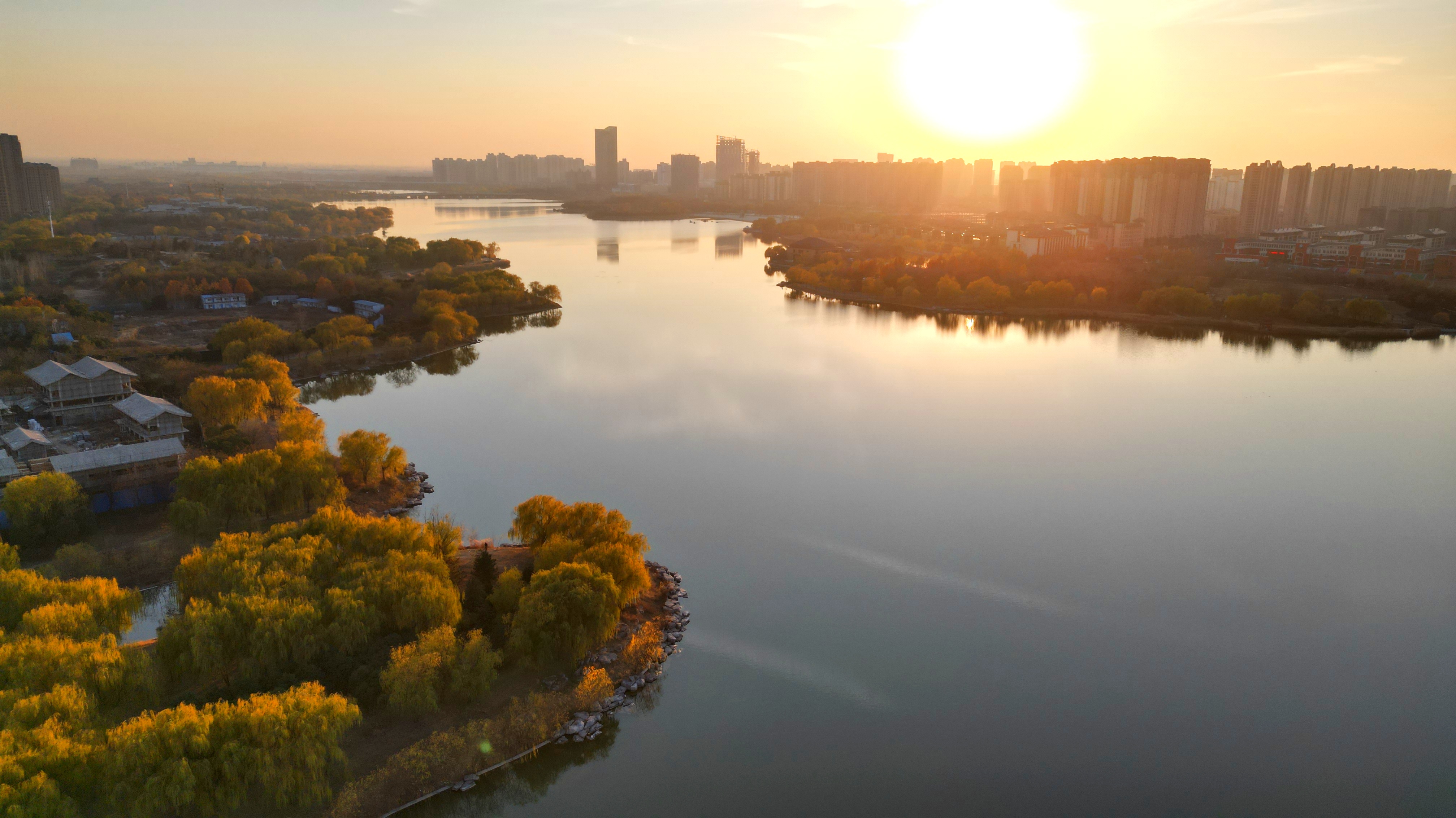 12月16日，夕阳下， 从空中俯瞰的黑岗口调蓄水库，美不胜收。全媒体记者 袁洋 摄 