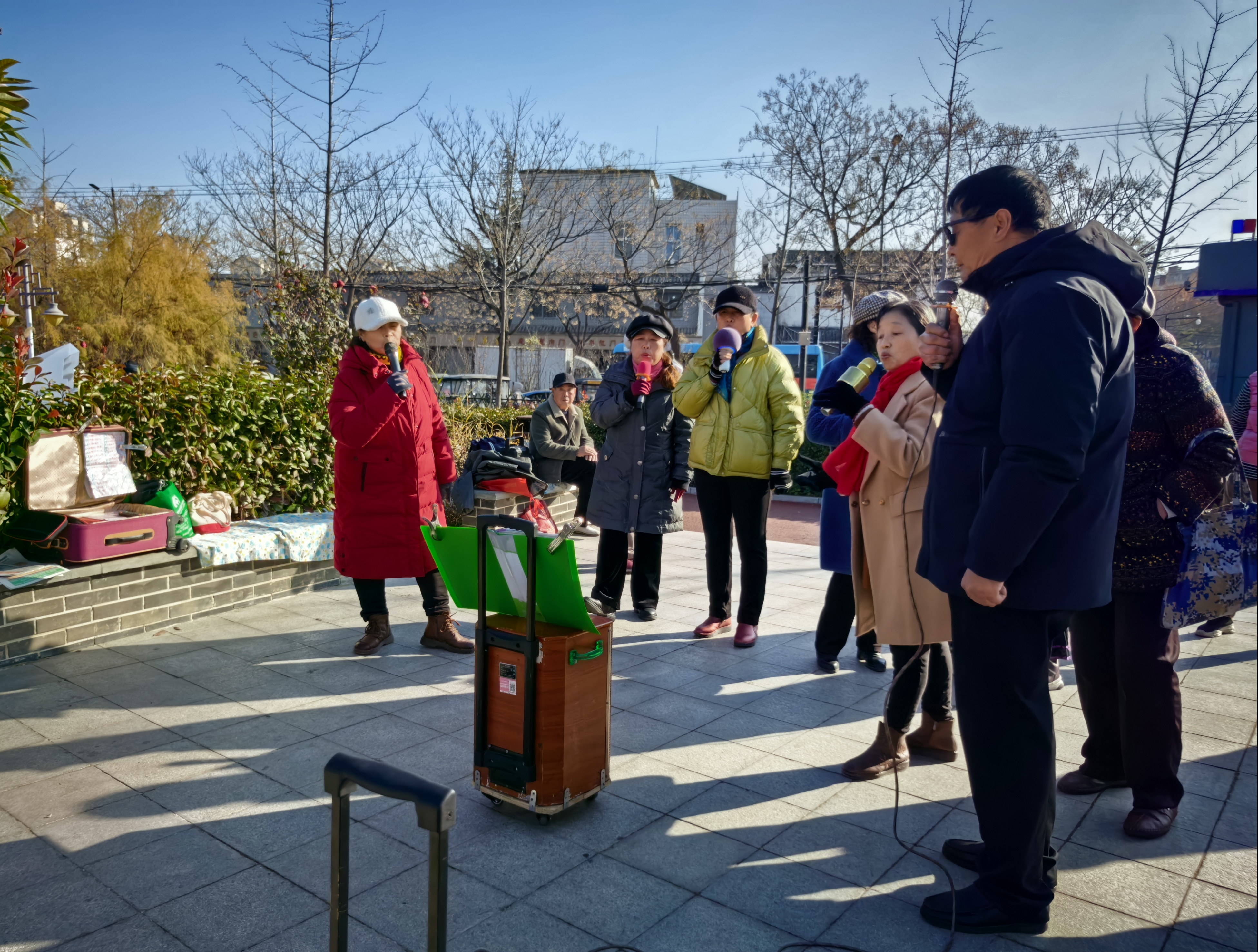 12月18日，开封天气晴朗，市民们在汴京公园锻炼身体，享受冬日好时光。全媒体记者 袁洋 摄 