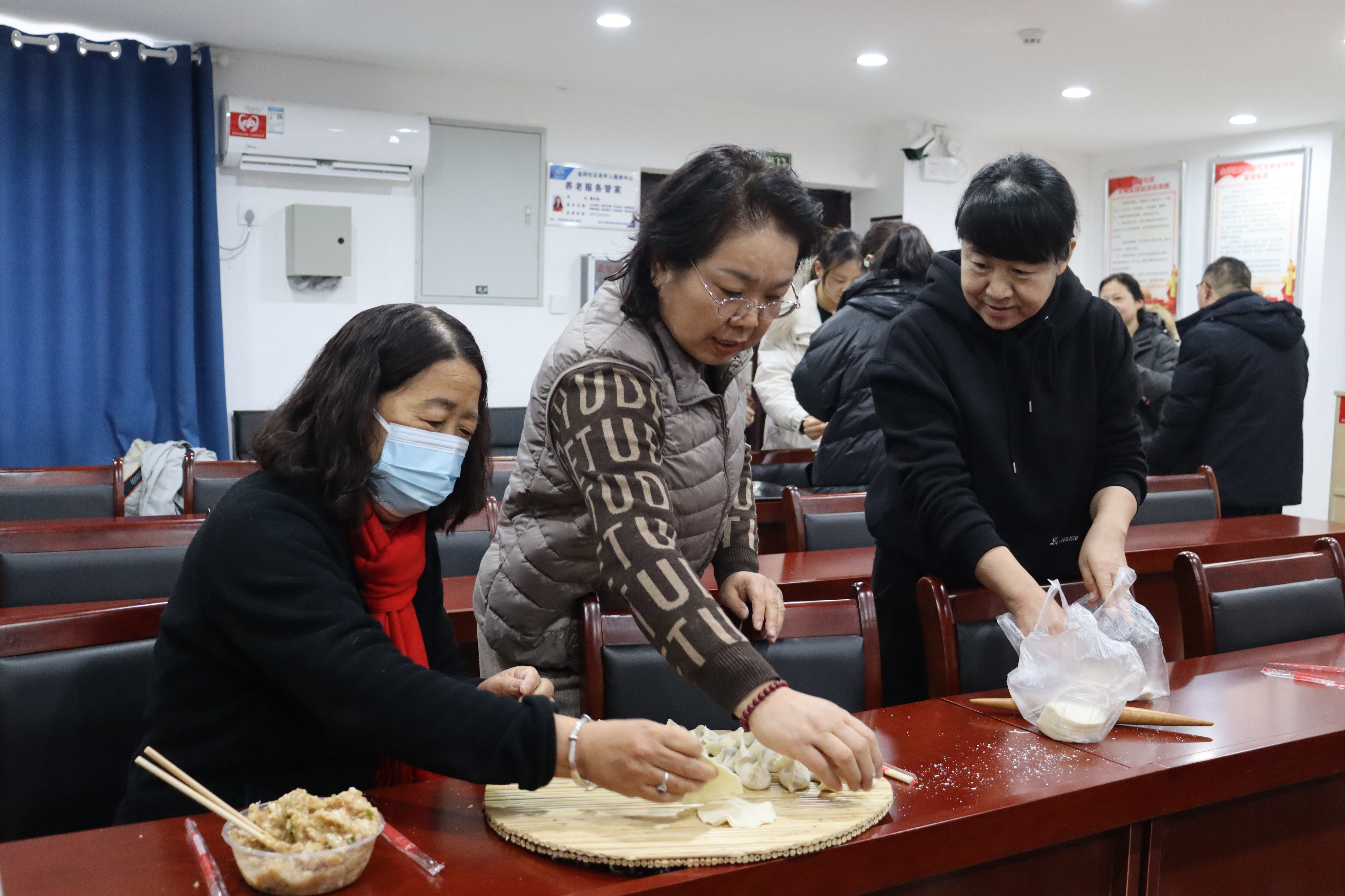 12月19日，在冬至来临之际，金祥社区组织社区志愿者，提前开展“浓浓饺子香，情暖社区居民心”活动，为社区群众送去了热气腾腾的饺子。全媒体记者袁洋摄