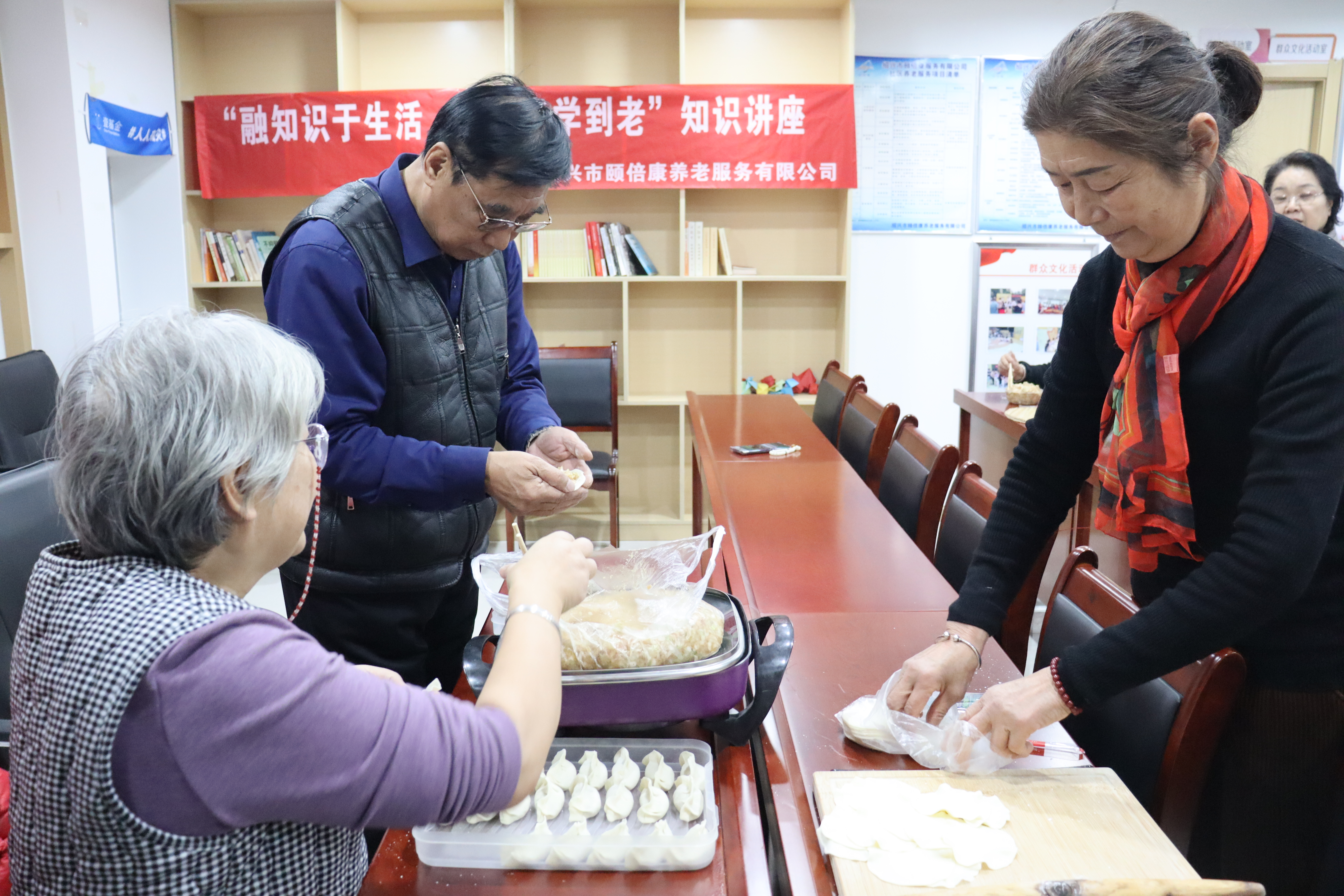 12月19日，在冬至来临之际，金祥社区组织社区志愿者，提前开展“浓浓饺子香，情暖社区居民心”活动，为社区群众送去了热气腾腾的饺子。全媒体记者袁洋摄