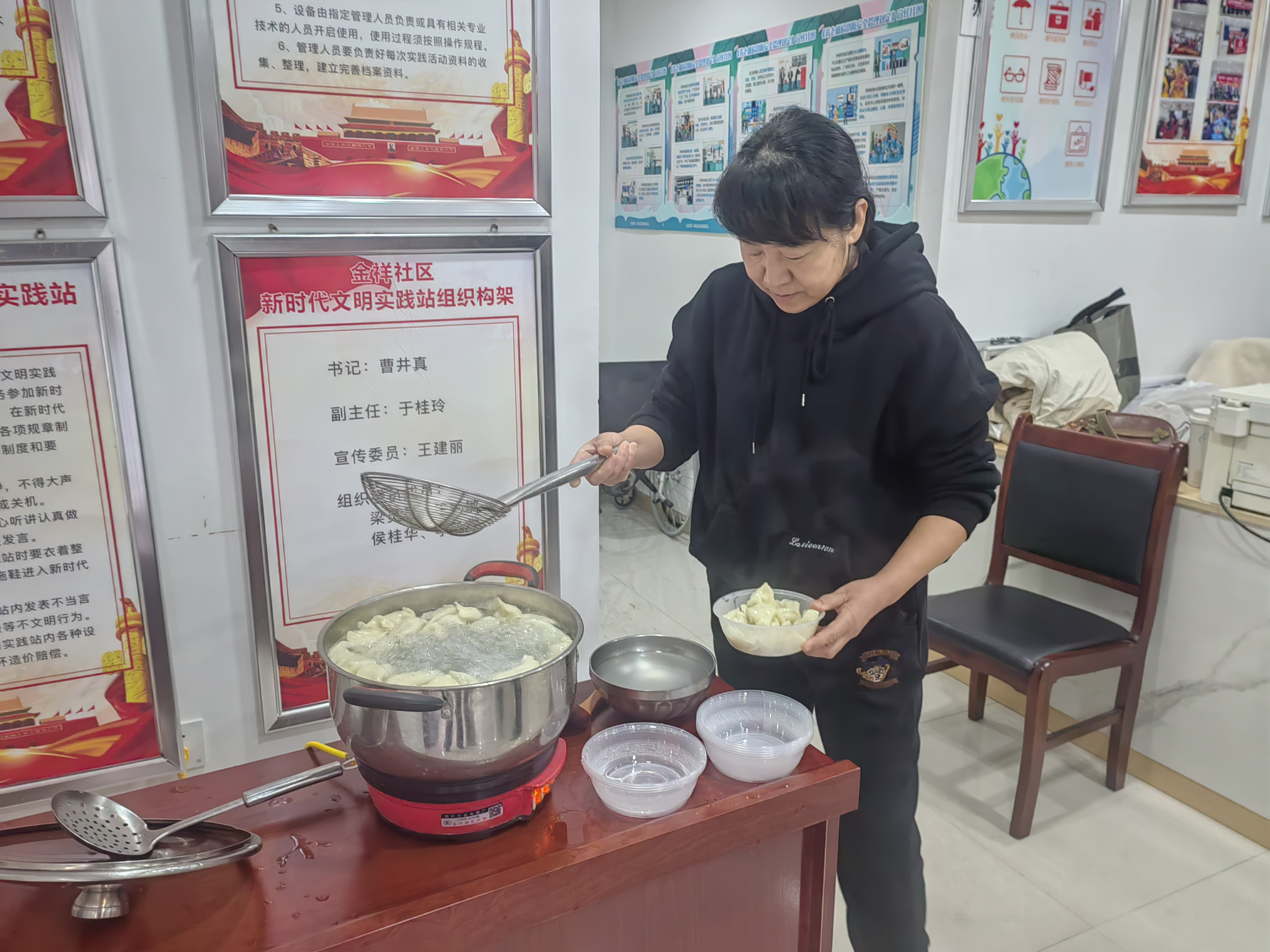 12月19日，在冬至来临之际，金祥社区组织社区志愿者，提前开展“浓浓饺子香，情暖社区居民心”活动，为社区群众送去了热气腾腾的饺子。全媒体记者袁洋摄