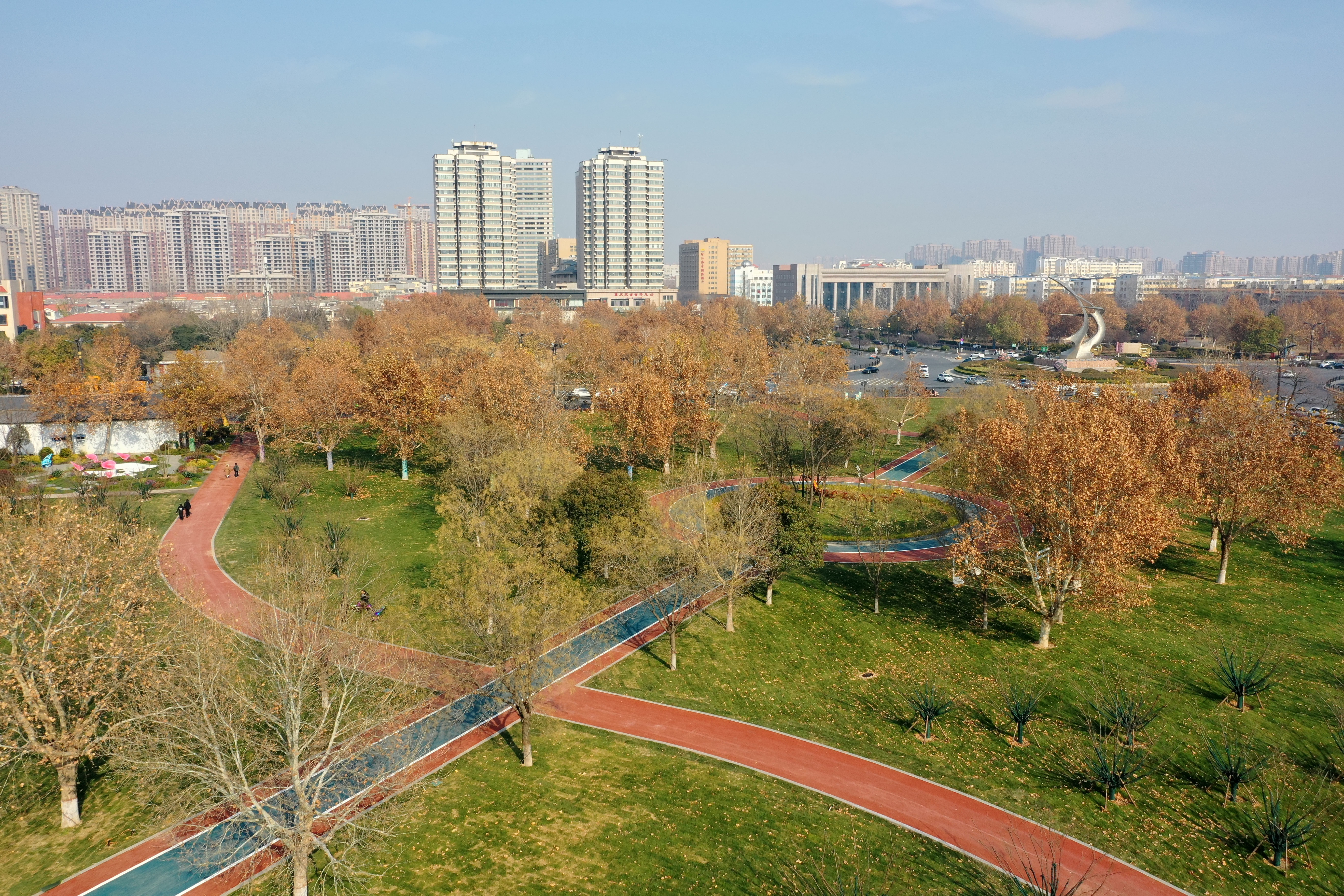 12月20日，古城开封天气晴好，金明池遗址公园景色优美，新铺设的步道吸引不少市民前来休闲。全媒体记者 石斐 摄