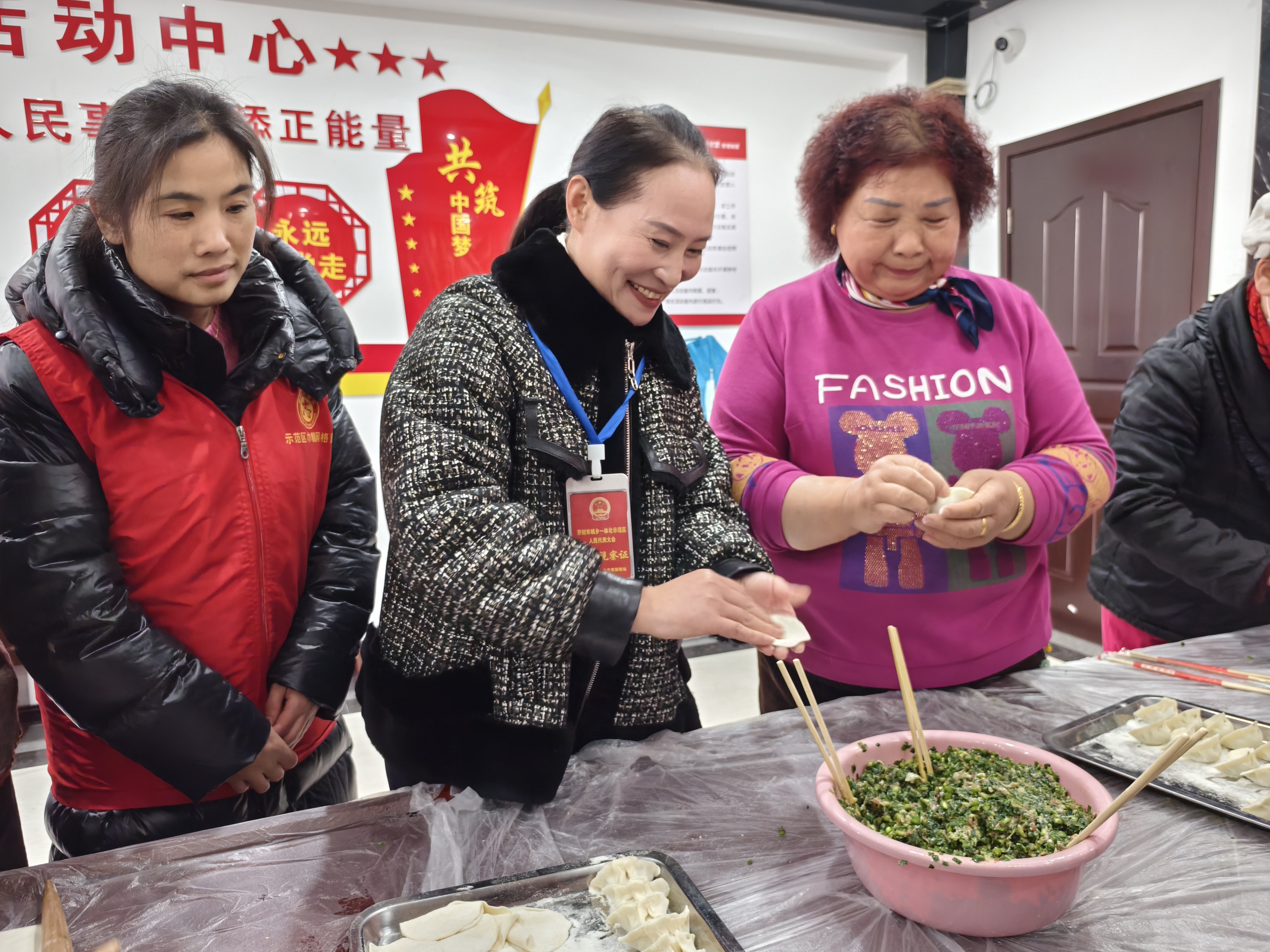 为弘扬中华民族传统节日，增强邻里之情，12月20日，汉兴路社区组织辖区居民开展“浓浓饺子香 暖暖邻里情”冬至包饺子活动。全媒体记者 石斐摄