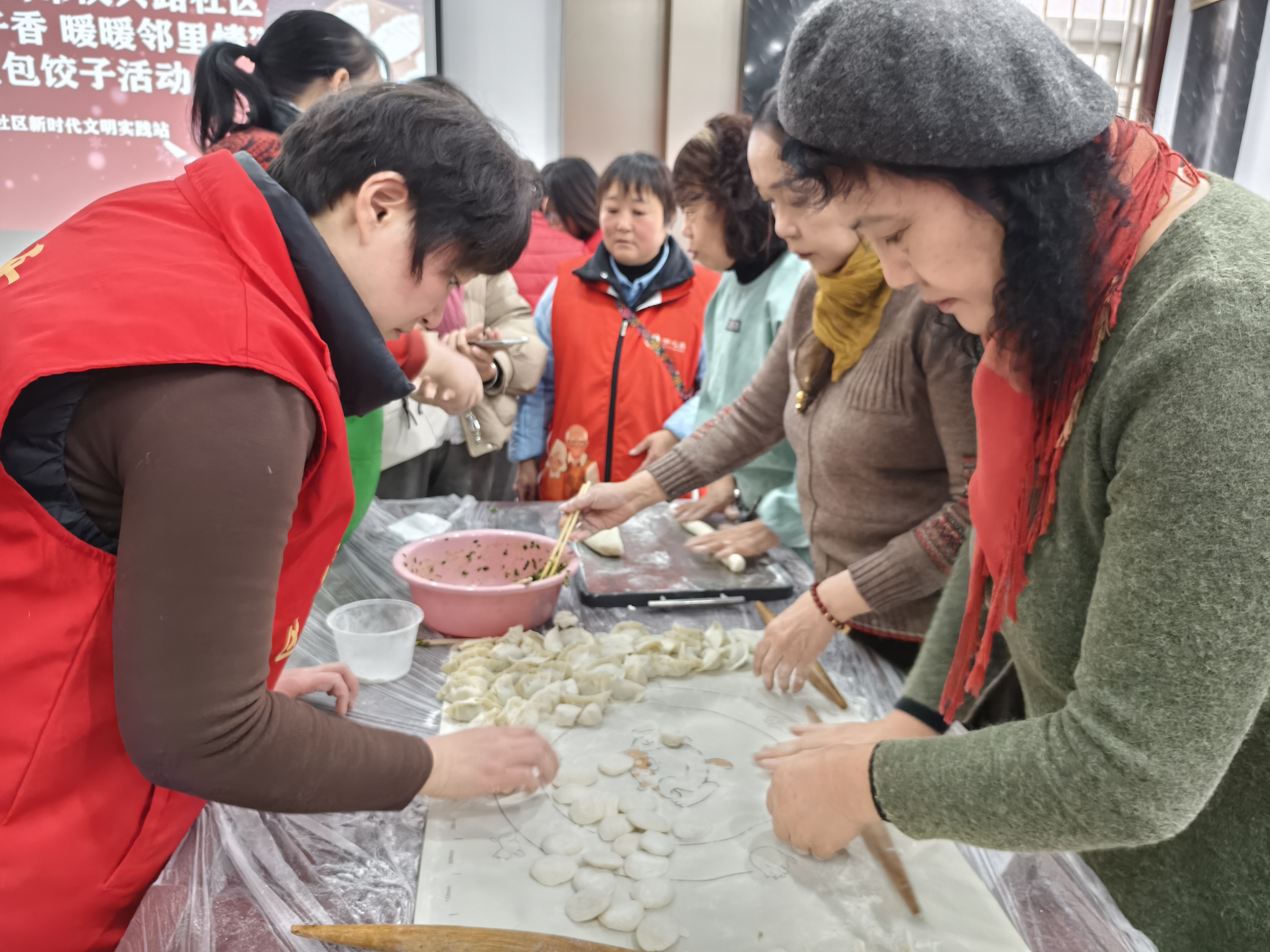 为弘扬中华民族传统节日，增强邻里之情，12月20日，汉兴路社区组织辖区居民开展“浓浓饺子香 暖暖邻里情”冬至包饺子活动。全媒体记者 石斐摄