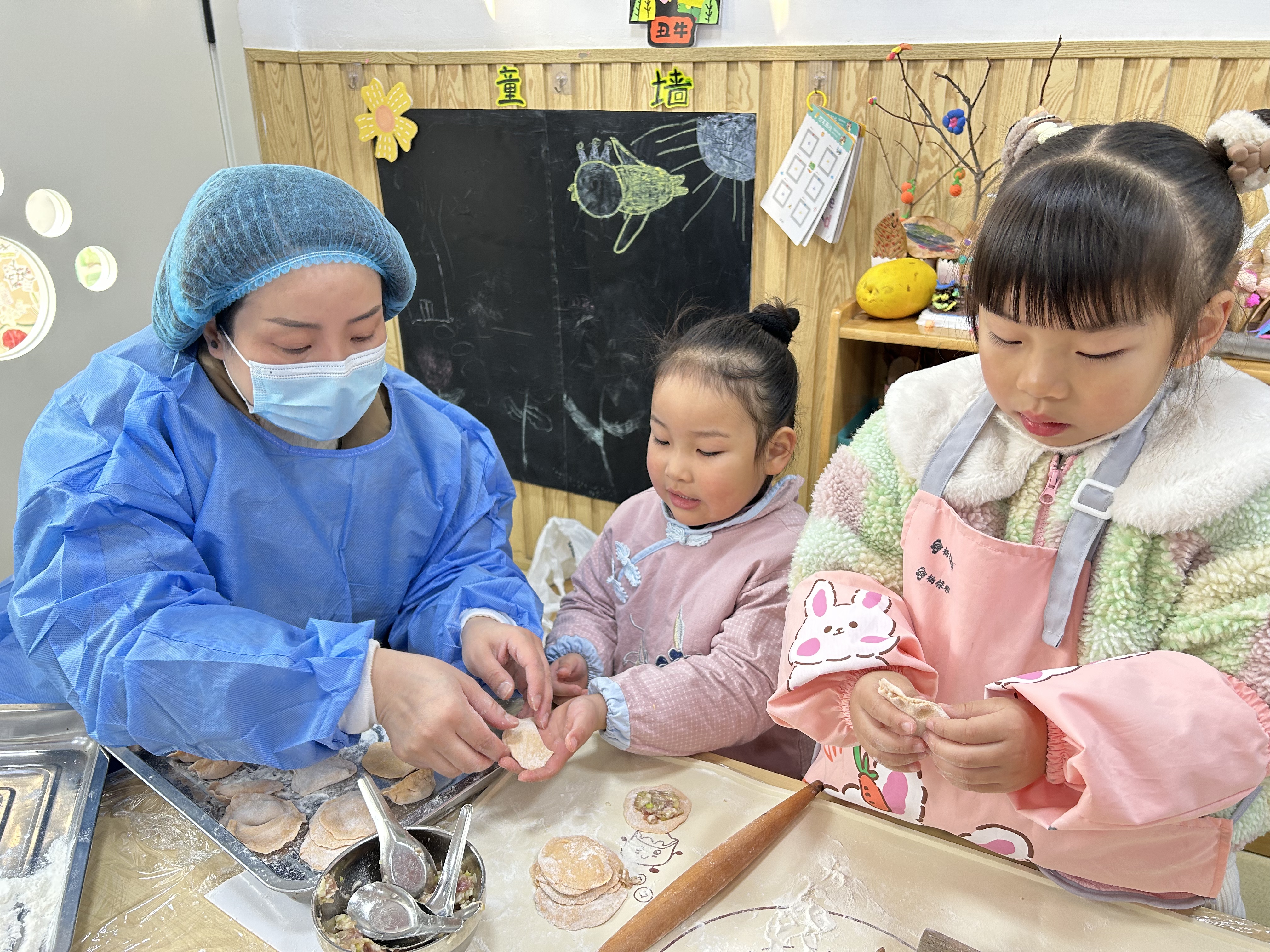 为传承中华民族的传统文化，12月20日，开封市红旗幼儿园开展“暖冬‘食’光 ‘育’见成长”冬至节气主题教育活动，孩子们发挥创意，动手包饺子，一派温馨欢乐的场景。全媒体记者 石斐 摄