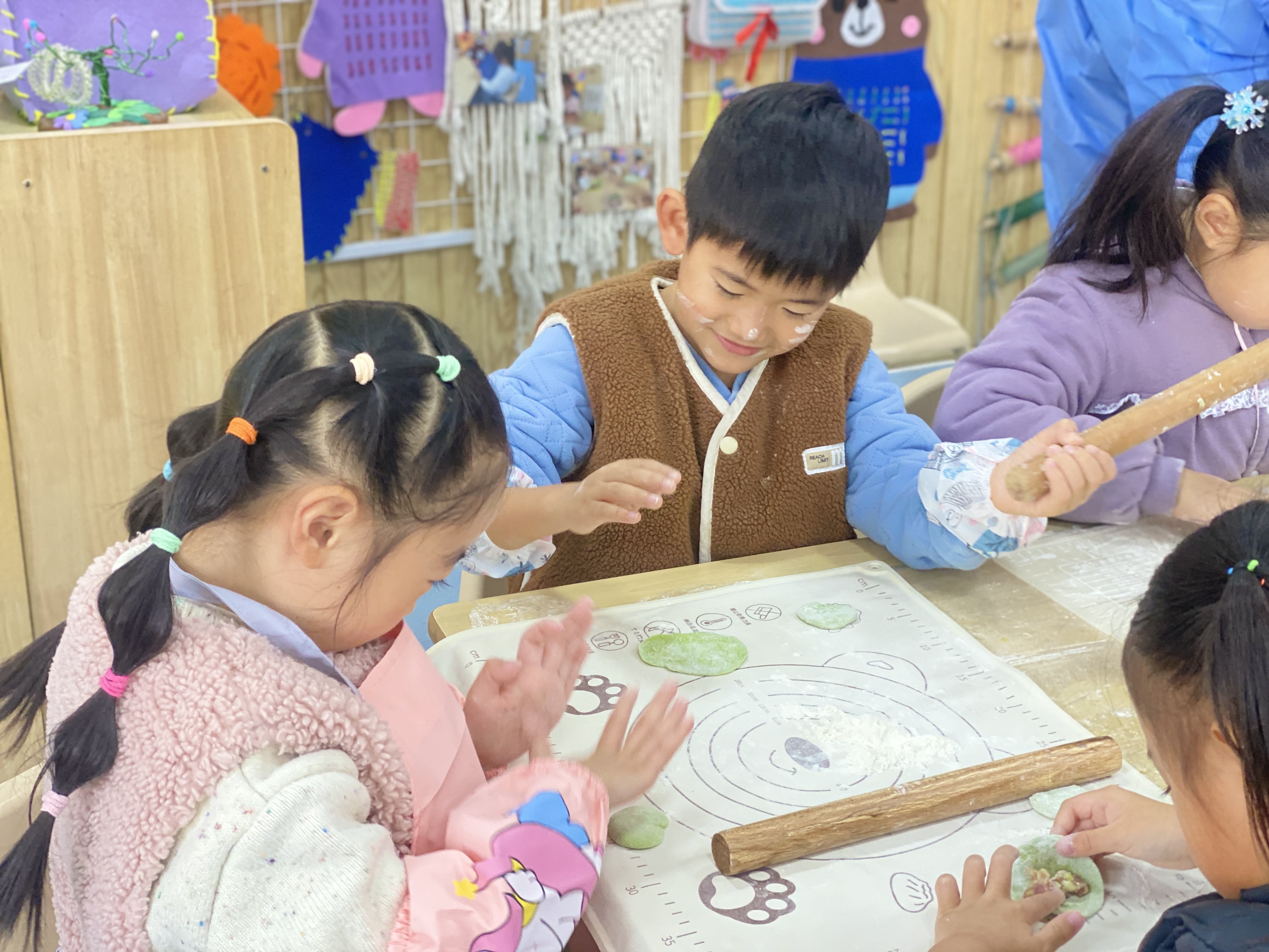 为传承中华民族的传统文化，12月20日，开封市红旗幼儿园开展“暖冬‘食’光 ‘育’见成长”冬至节气主题教育活动，孩子们发挥创意，动手包饺子，一派温馨欢乐的场景。全媒体记者 石斐 摄