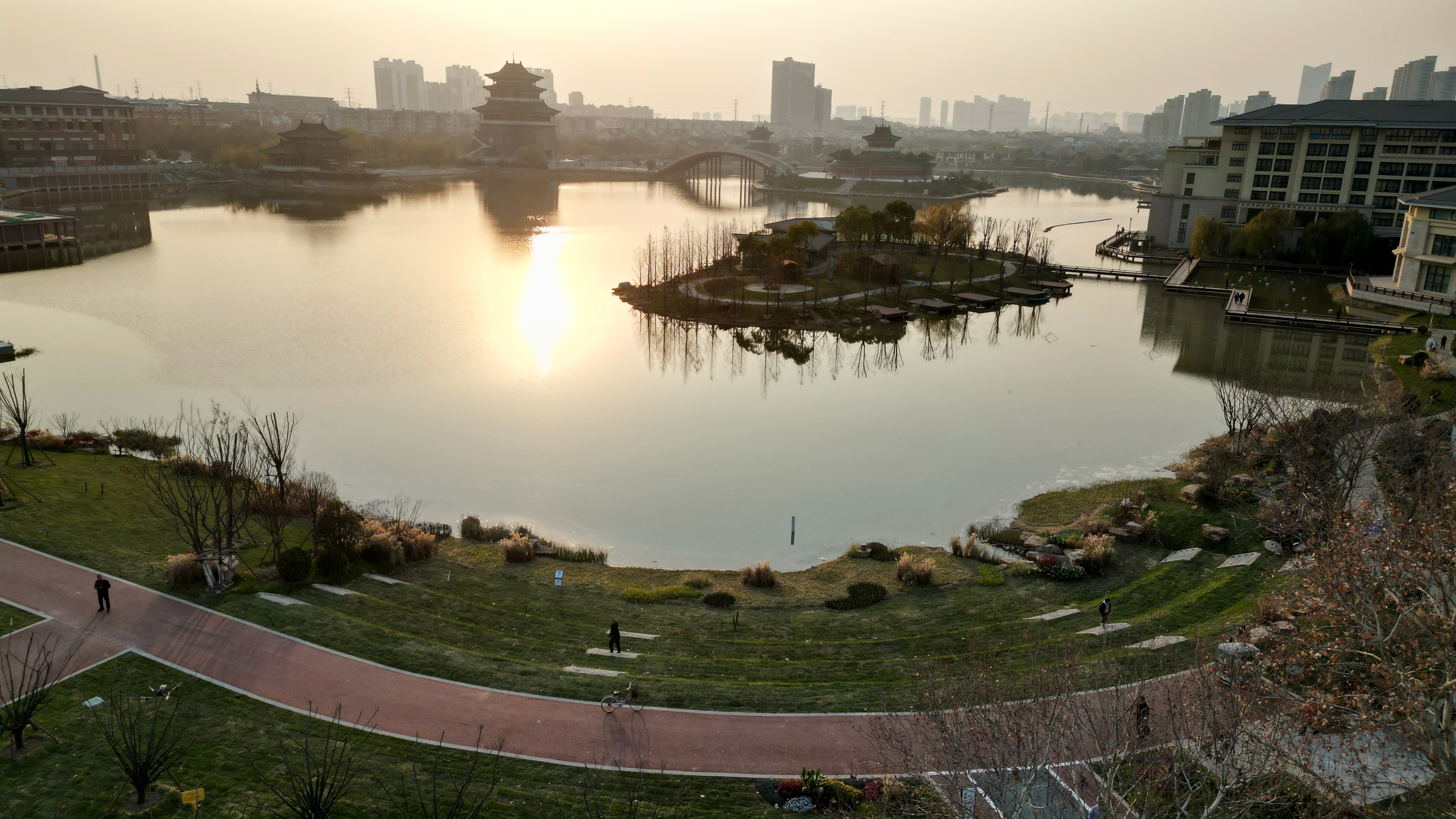 12月20日，改造提升后的金明池，吸引众多市民朋友来此打卡。 全媒体记者袁洋摄 