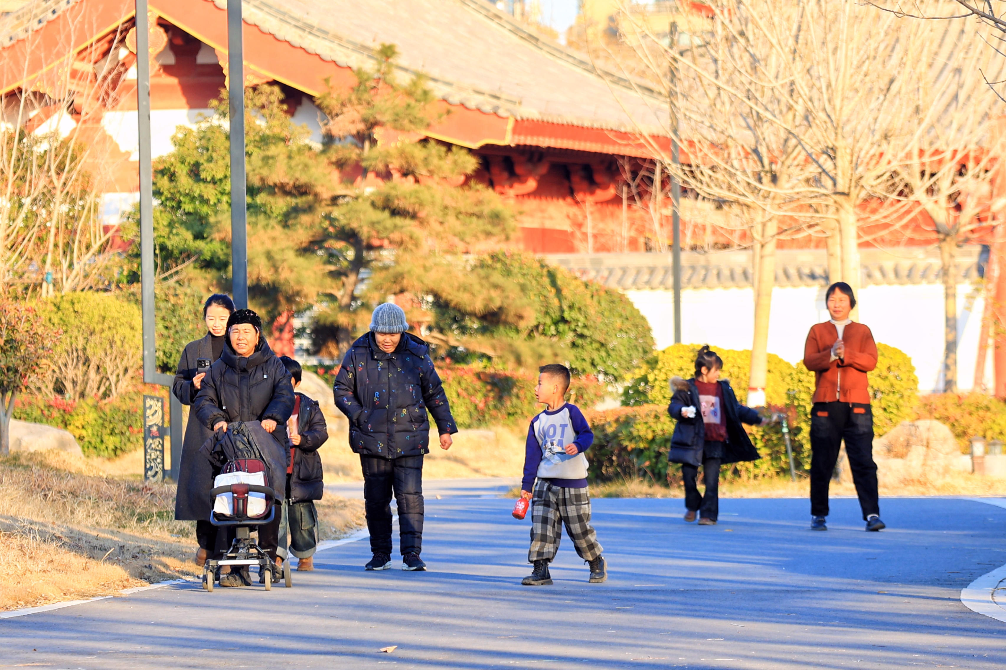 1月6日，开封天气晴朗，市民到黑岗口调蓄水库散步游玩，享受冬日暖阳。   全媒体记者 李浩 摄