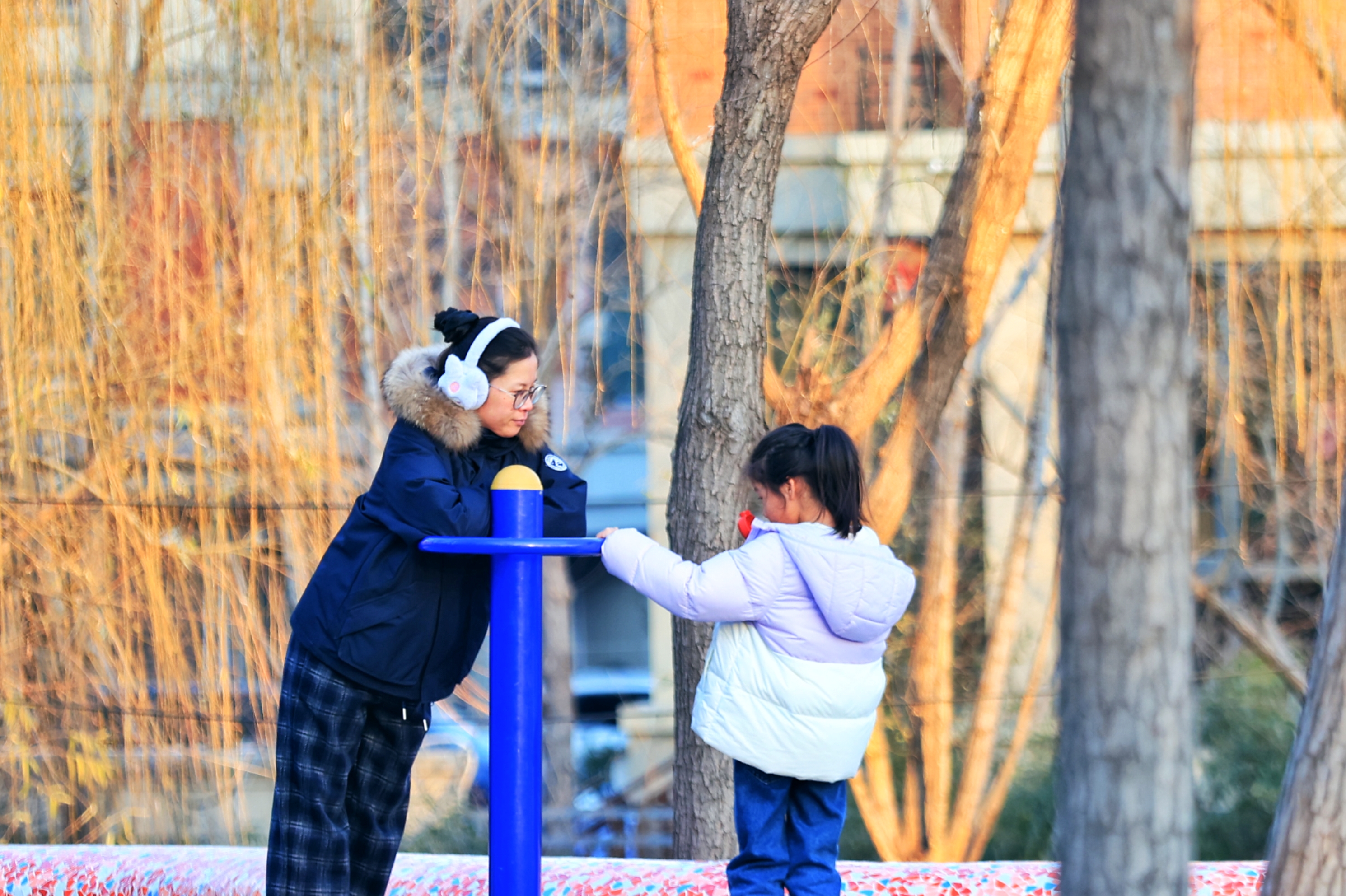 1月6日，开封天气晴朗，市民到黑岗口调蓄水库散步游玩，享受冬日暖阳。   全媒体记者 李浩 摄