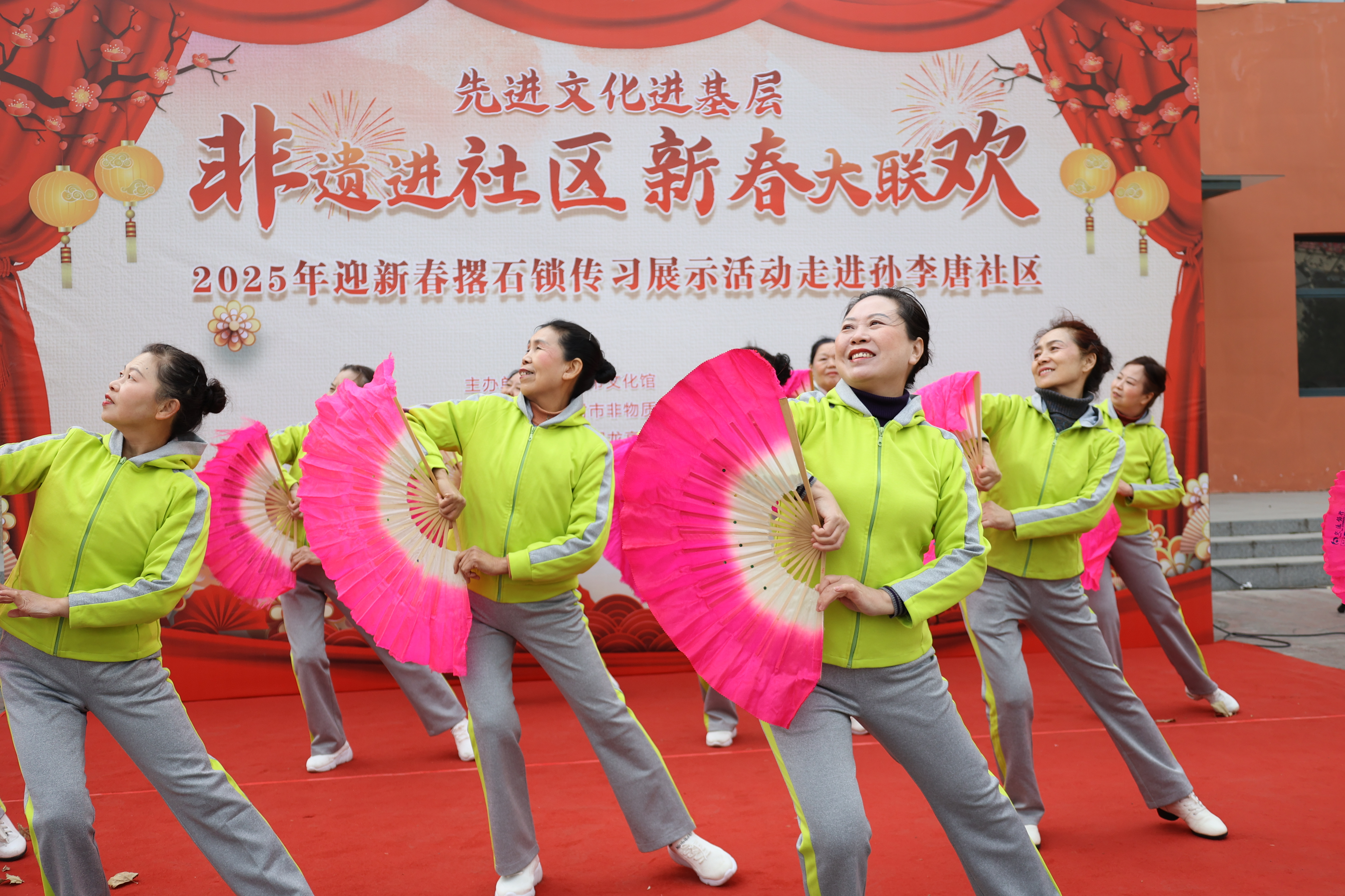 1月14日，由开封市文化馆、开封市非物质文化遗产保护中心主办，共青团龙亭区委等承办的“非遗进社区 新春大联欢”活动走进孙李唐社区。精彩的演出在营造热闹、欢乐、祥和的活动氛围的同时丰富社区居民文化生活。全媒体记者 石斐 摄