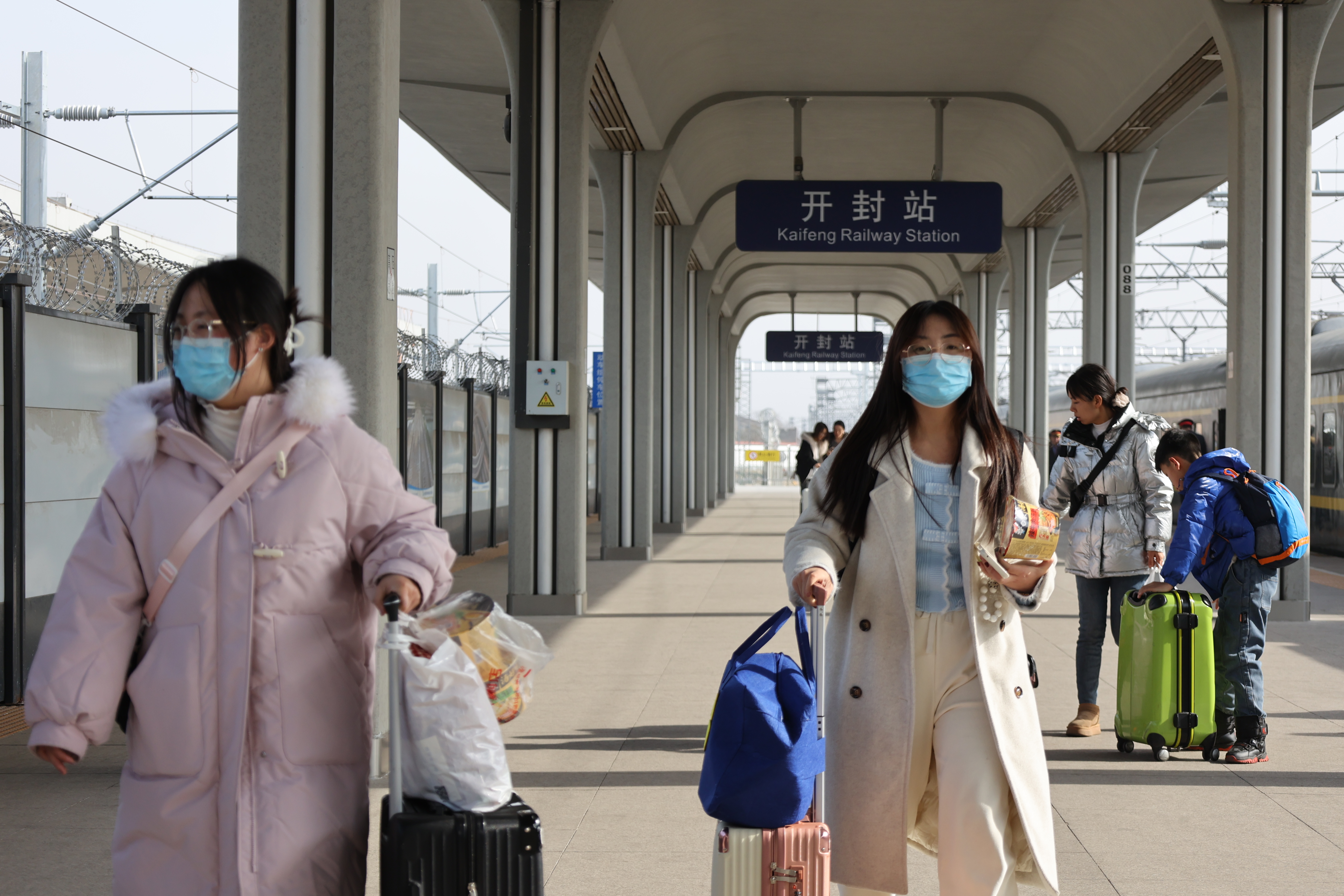 1月14日，春运首日，记者在开封火车站看到，进站乘车的旅客络绎不绝，现场秩序井然。全媒体记者 石斐 摄