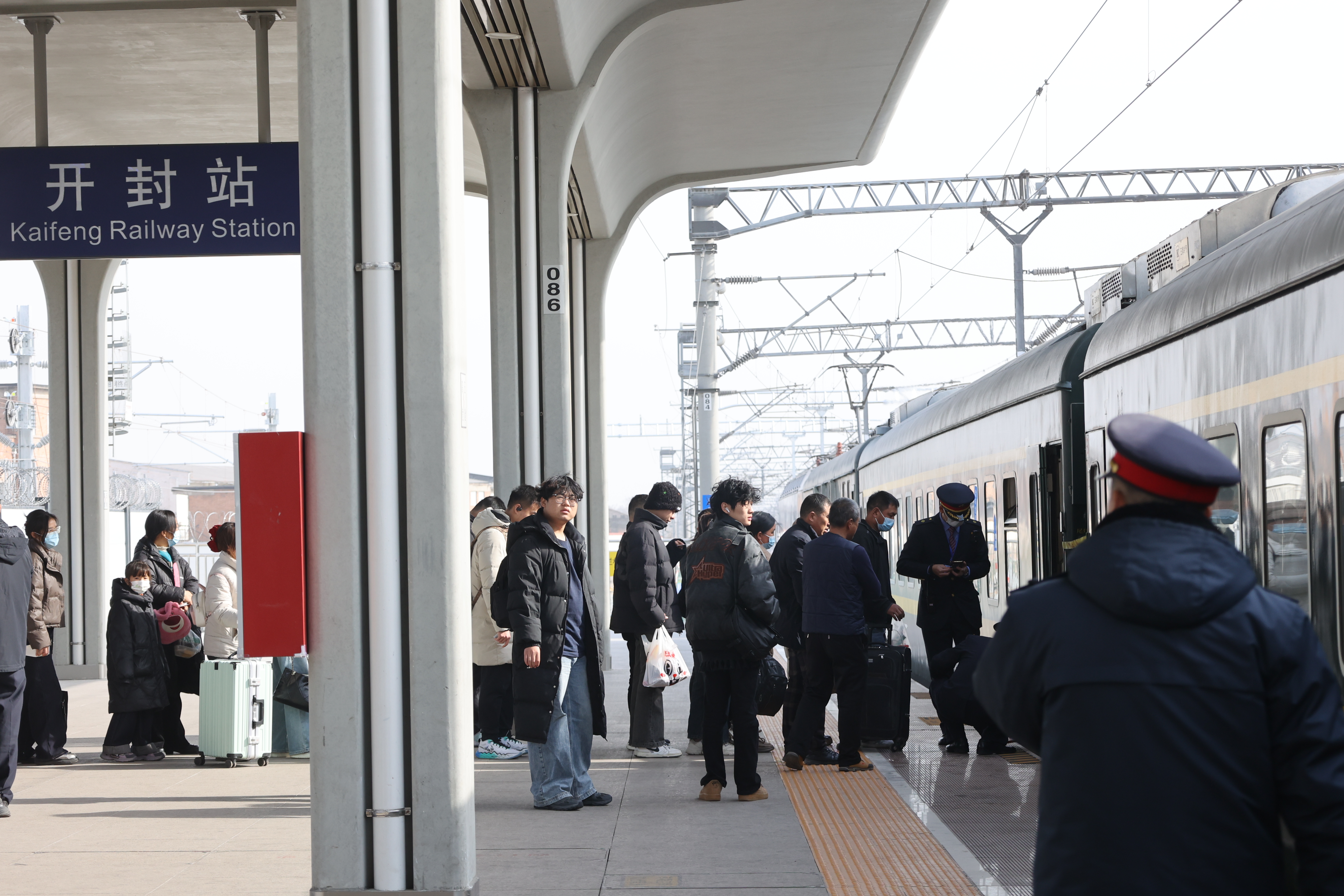 1月14日，春运首日，记者在开封火车站看到，进站乘车的旅客络绎不绝，现场秩序井然。全媒体记者 石斐 摄