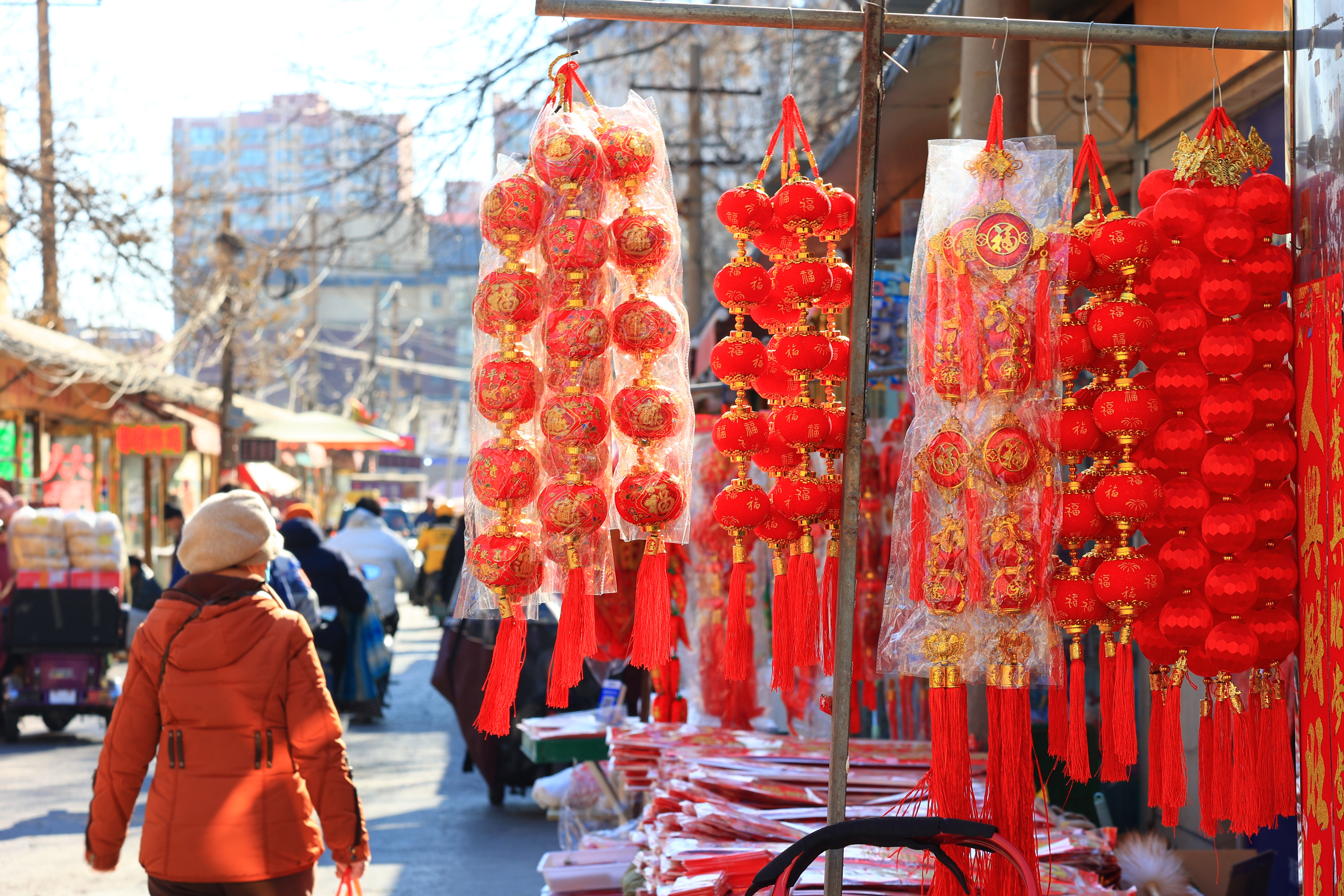 临近春节，新年饰品受到市民青睐，火红的挂饰等挂满街头，充满了浓浓的喜庆氛围。全媒体记者李浩1月16日摄