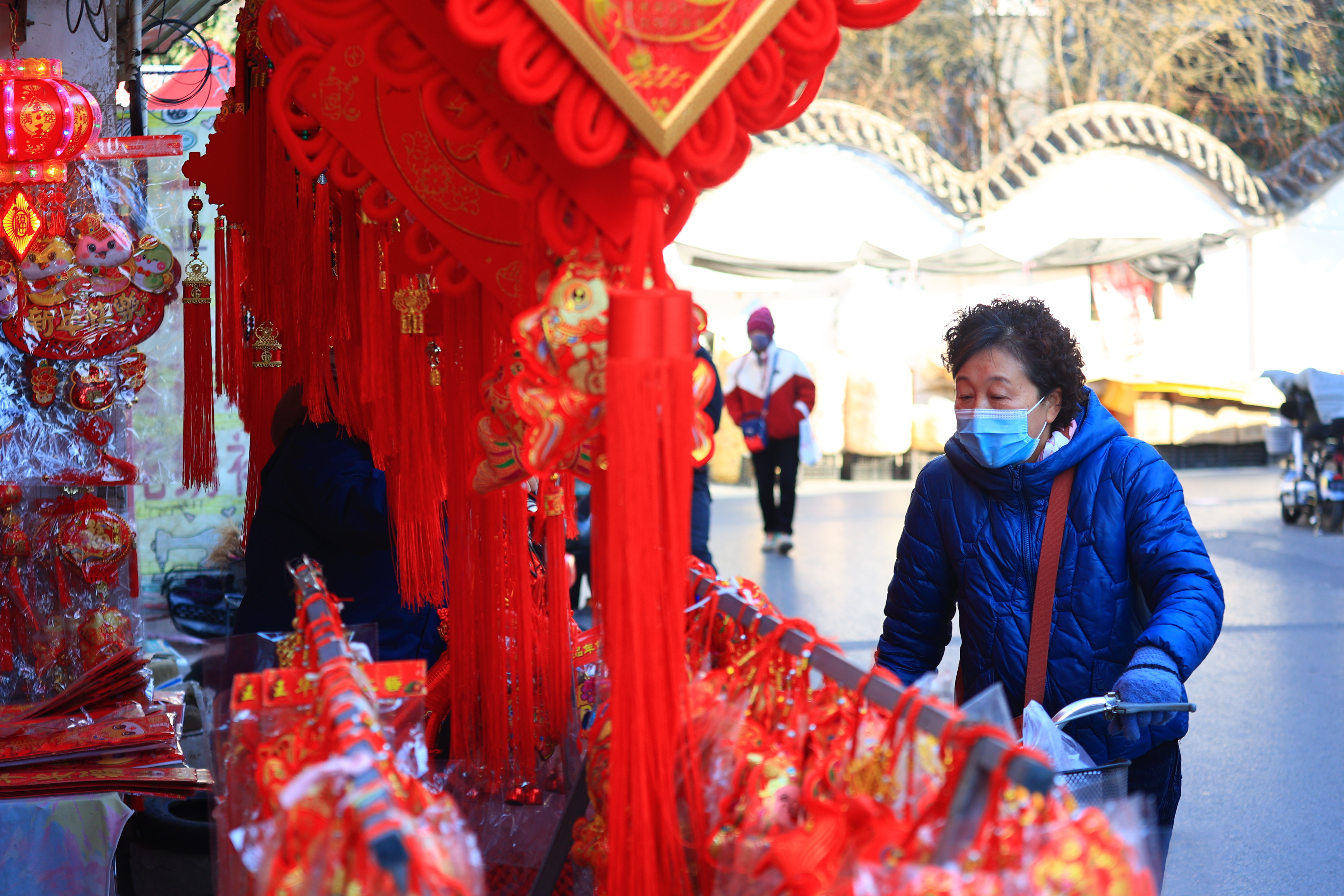 临近春节，新年饰品受到市民青睐，火红的挂饰等挂满街头，充满了浓浓的喜庆氛围。全媒体记者李浩1月16日摄