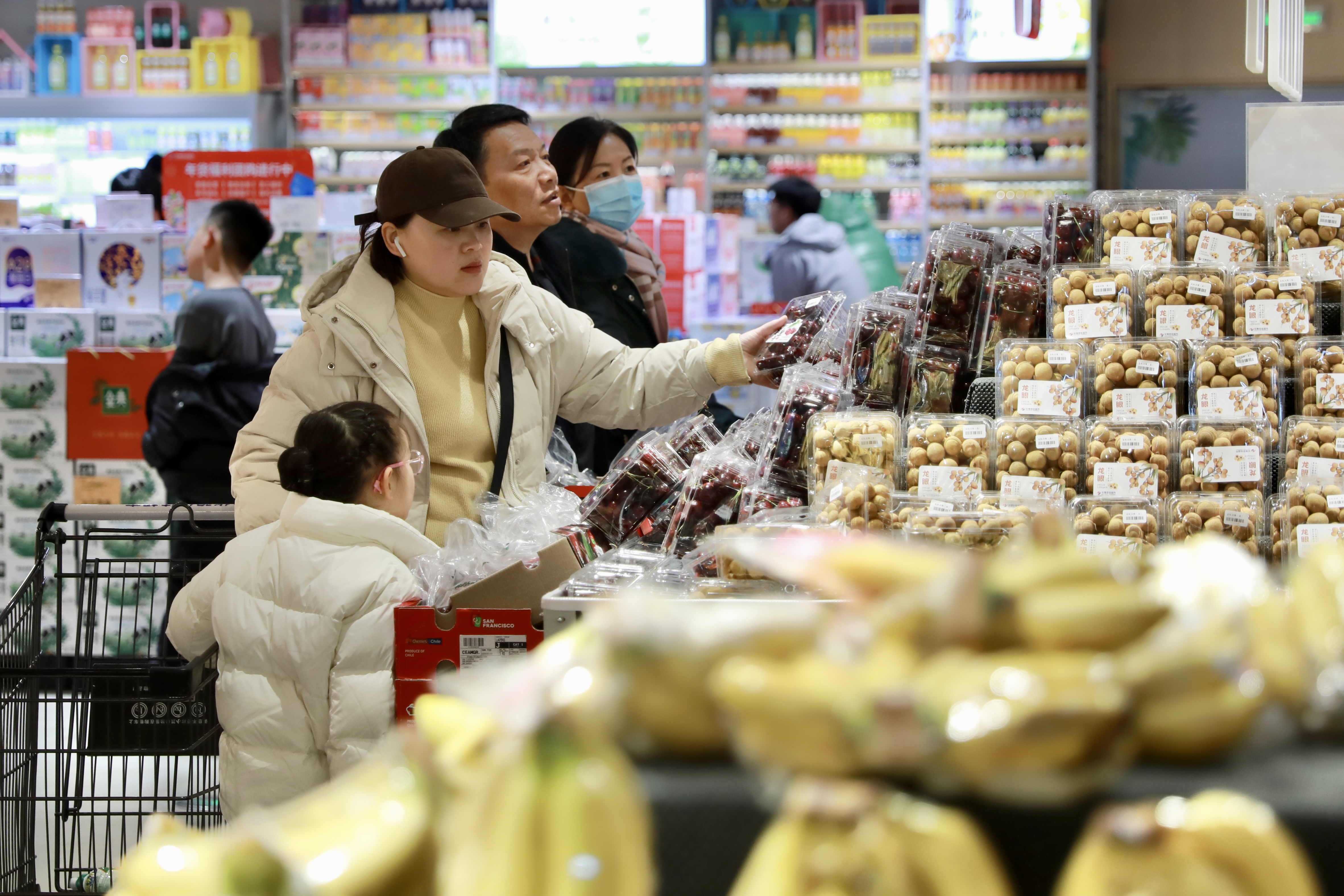 蛇年新春的脚步日益临近，我市各大超市纷纷进入“忙碌备战”状态，物丰价稳以便给市民提供更好的购物体验。全媒体记者 姜菡 1月16日摄