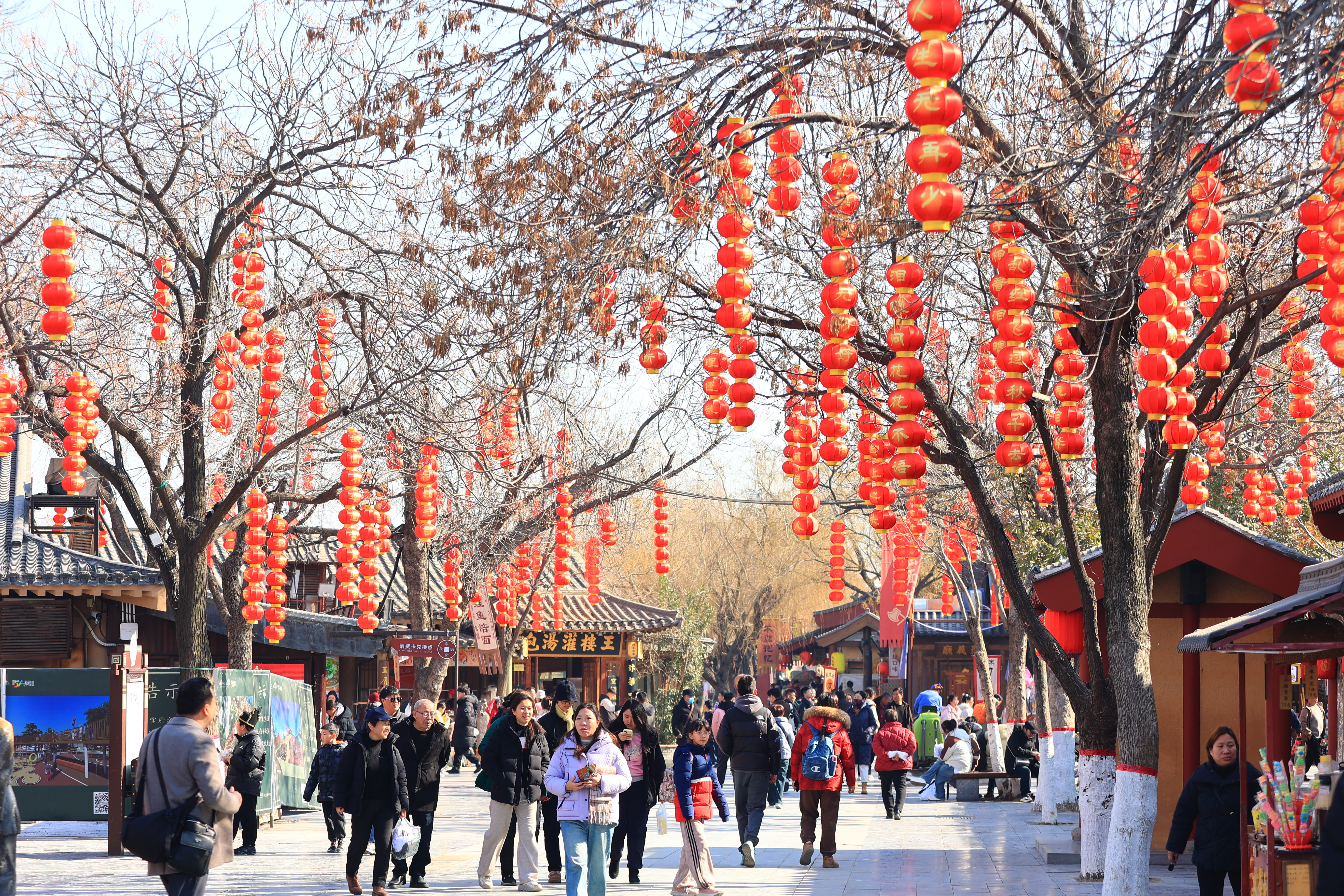 春节的脚步越来越近，我市景区张灯结彩，焕然一新，为游客营造了一个喜气祥和的新春氛围。全媒体记者李浩1月17日摄