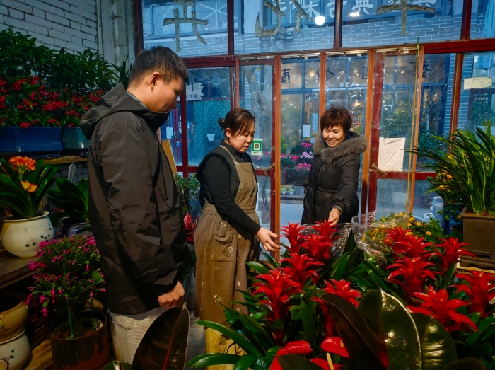 春节临近，我市花卉市场呈现出一派热闹景象，人们纷纷前往选购鲜花，节日气氛渐浓。 全媒体记者袁洋1月13日摄