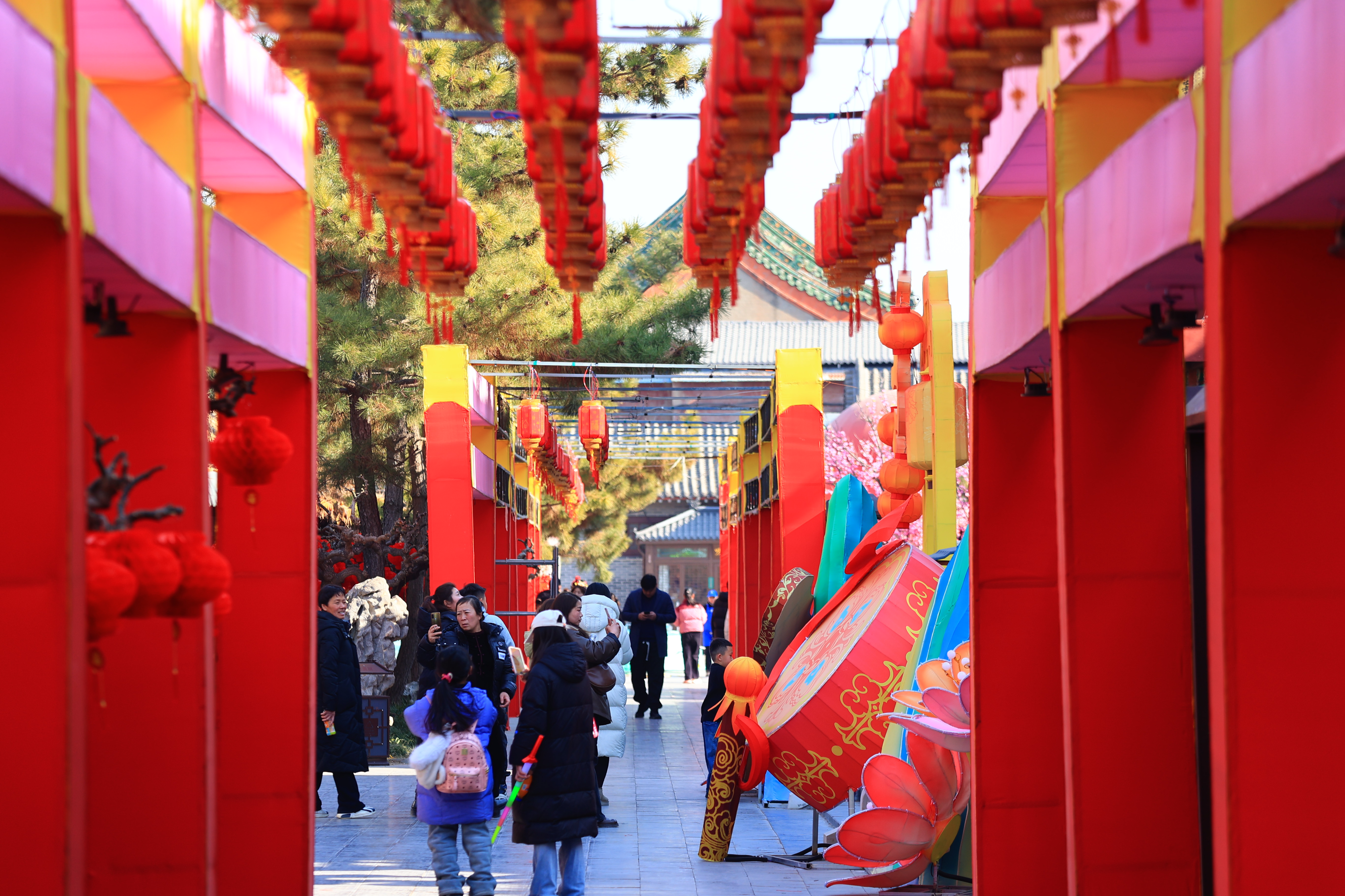 临近春节，景区里红红红火，喜庆热闹，游客畅游其中，感受开封过年氛围。全媒体记者李浩1月18日摄