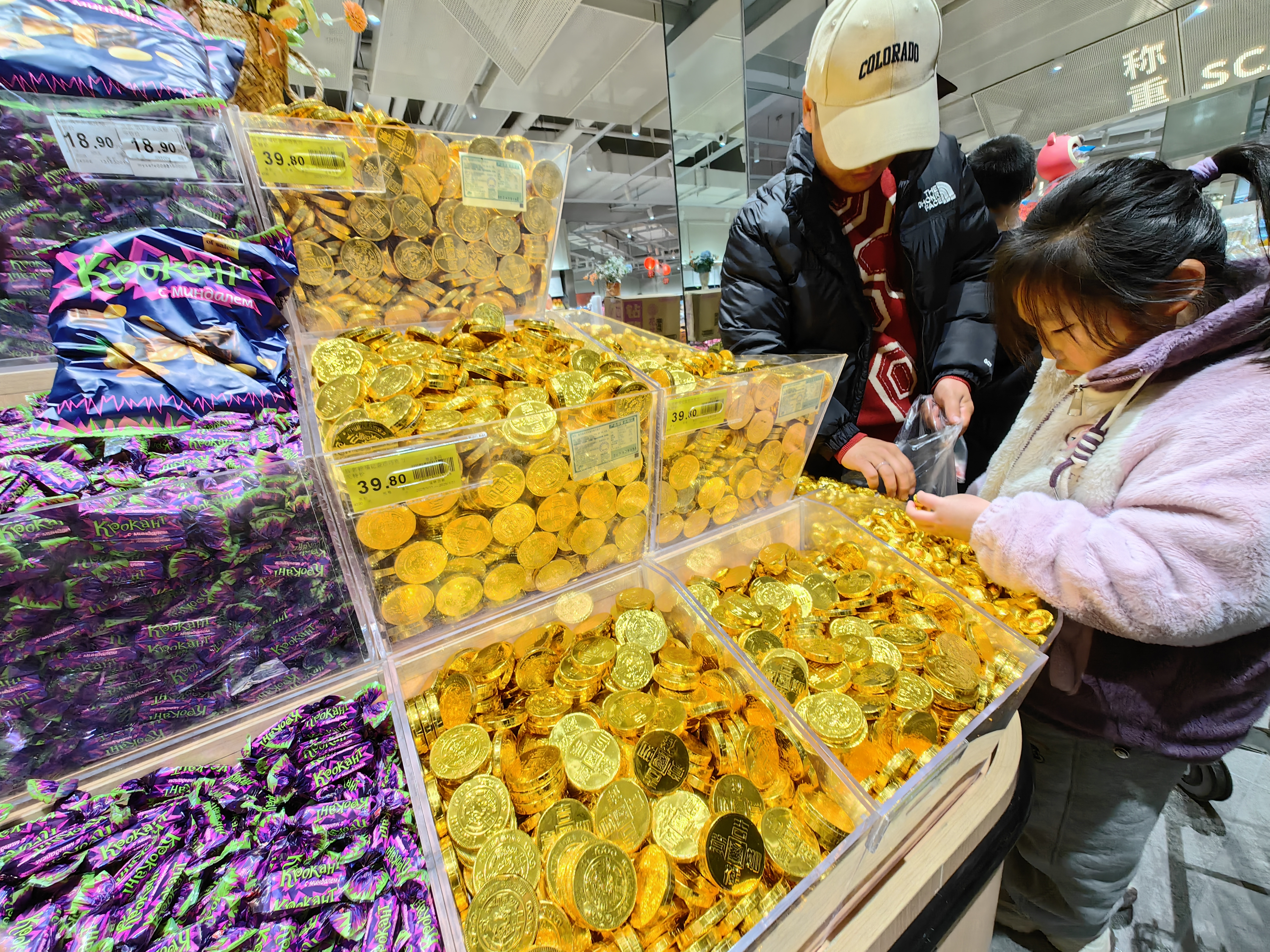 1月20日，记者在开封商超看到，不少市民已经开始张罗置办年货，商超内年味浓浓，到处洋溢着喜庆祥和的新春氛围。全媒体记者 石斐 摄