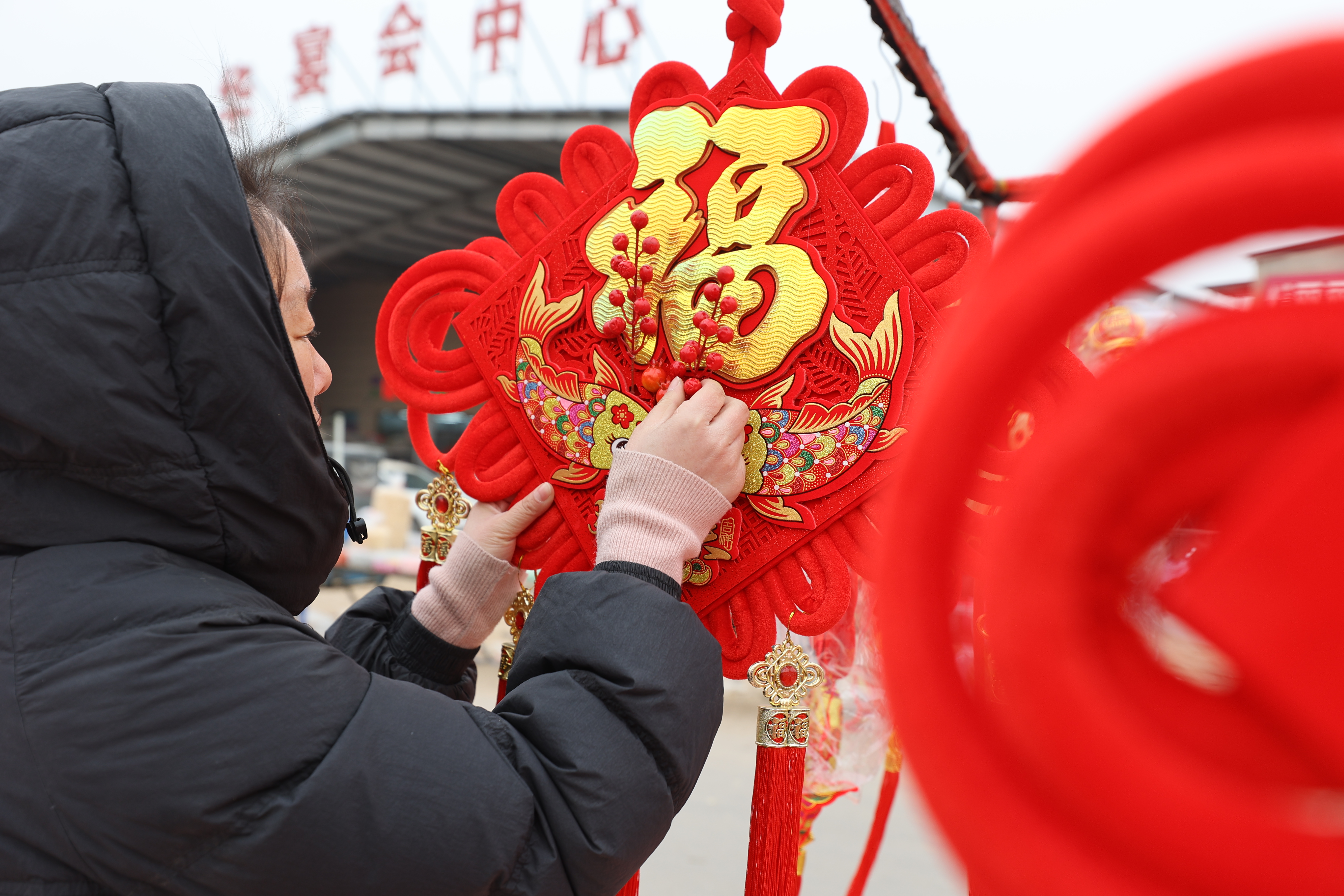 1月23日，群众在龙亭区柳园口乡牛庄大集选购年货。春节临近，开封各大商超、农贸市场丰富消费供给，保障市场供应，消费市场活力足、人气旺。 全媒体记者 石斐 摄