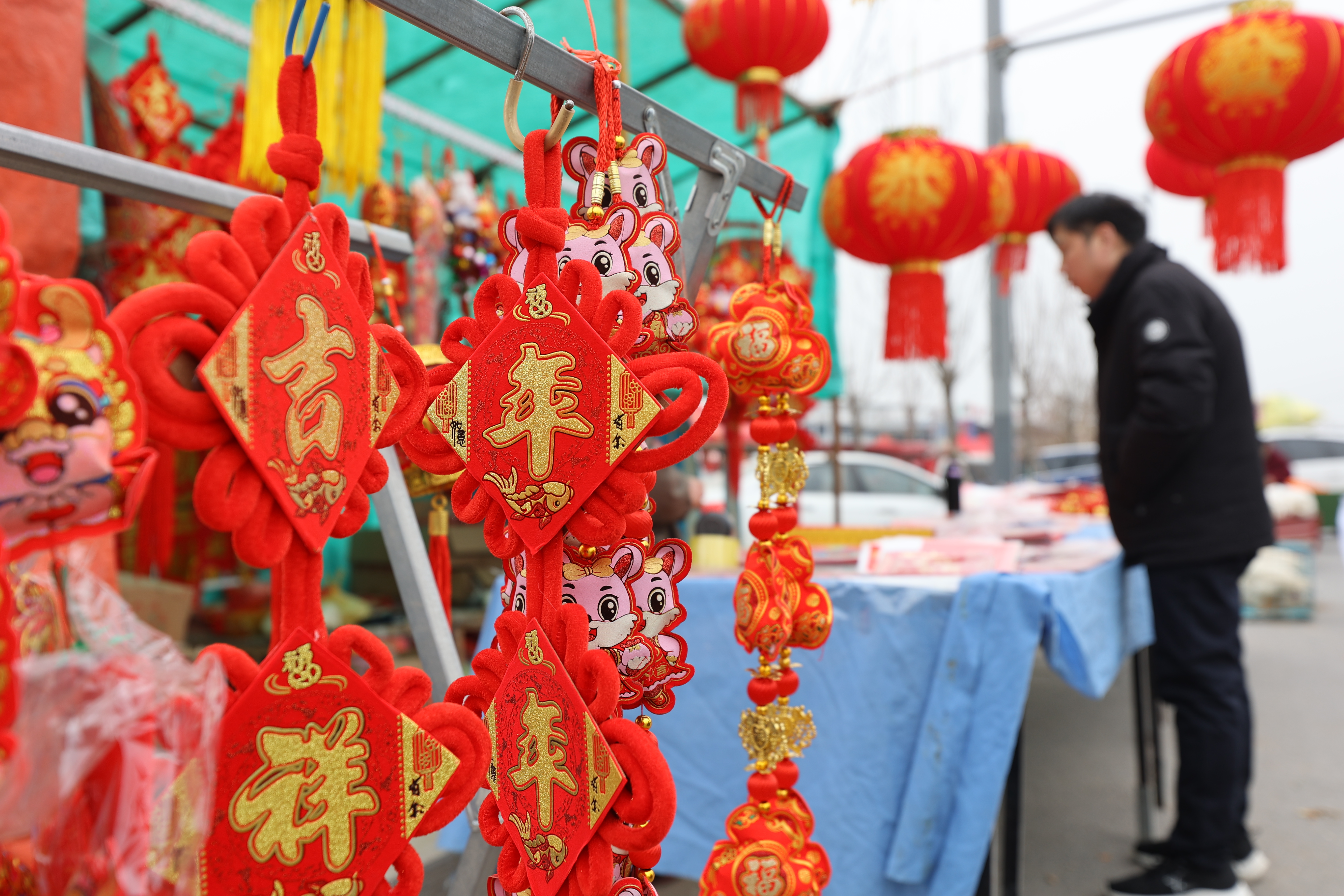 1月23日，群众在龙亭区柳园口乡牛庄大集选购年货。春节临近，开封各大商超、农贸市场丰富消费供给，保障市场供应，消费市场活力足、人气旺。 全媒体记者 石斐 摄