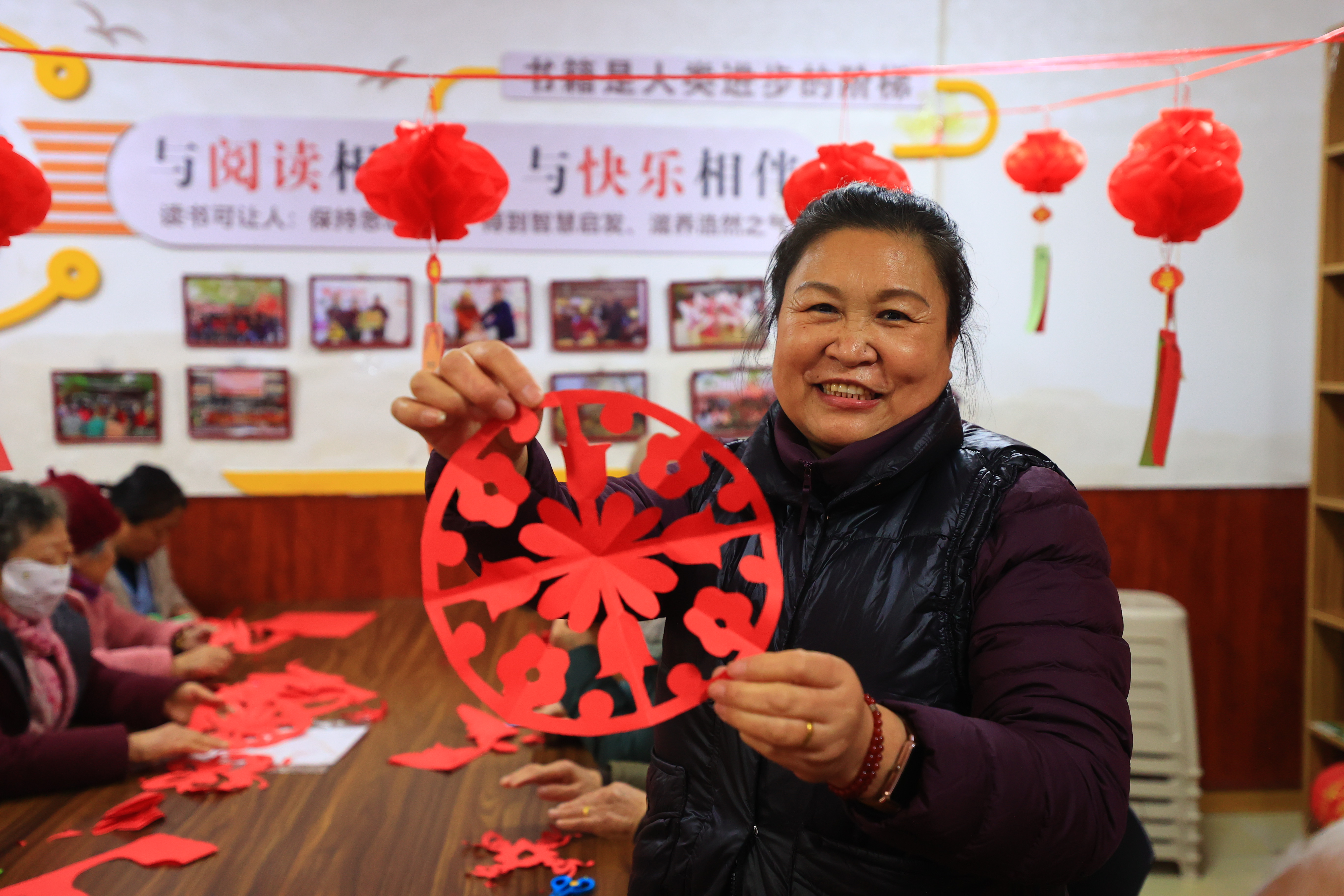 1月23日，水岸社区组织开展了“猜谜剪窗花 喜庆迎新春”主题活动，社区居民聚在一起猜灯谜、剪窗花，现场氛围热闹温馨。一个个窗花承载着人们对新年的美好期许，一个个灯谜蕴含着趣味与年味，居民们的欢乐互动让社区充满了温馨和谐的节日氛围。全媒体记者李浩摄