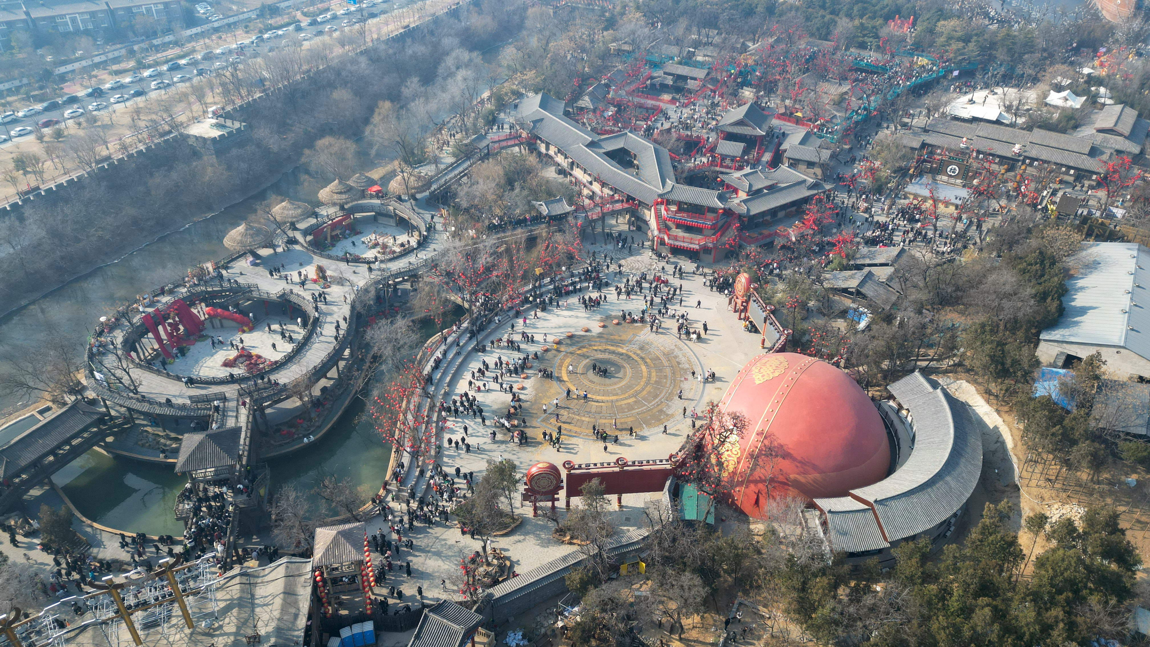 1月30日，我市各个景区热闹非凡，来自五湖四海的游客逛公园，赏民俗表演，度过一个愉快的春节假期。全媒体记者 袁洋 摄