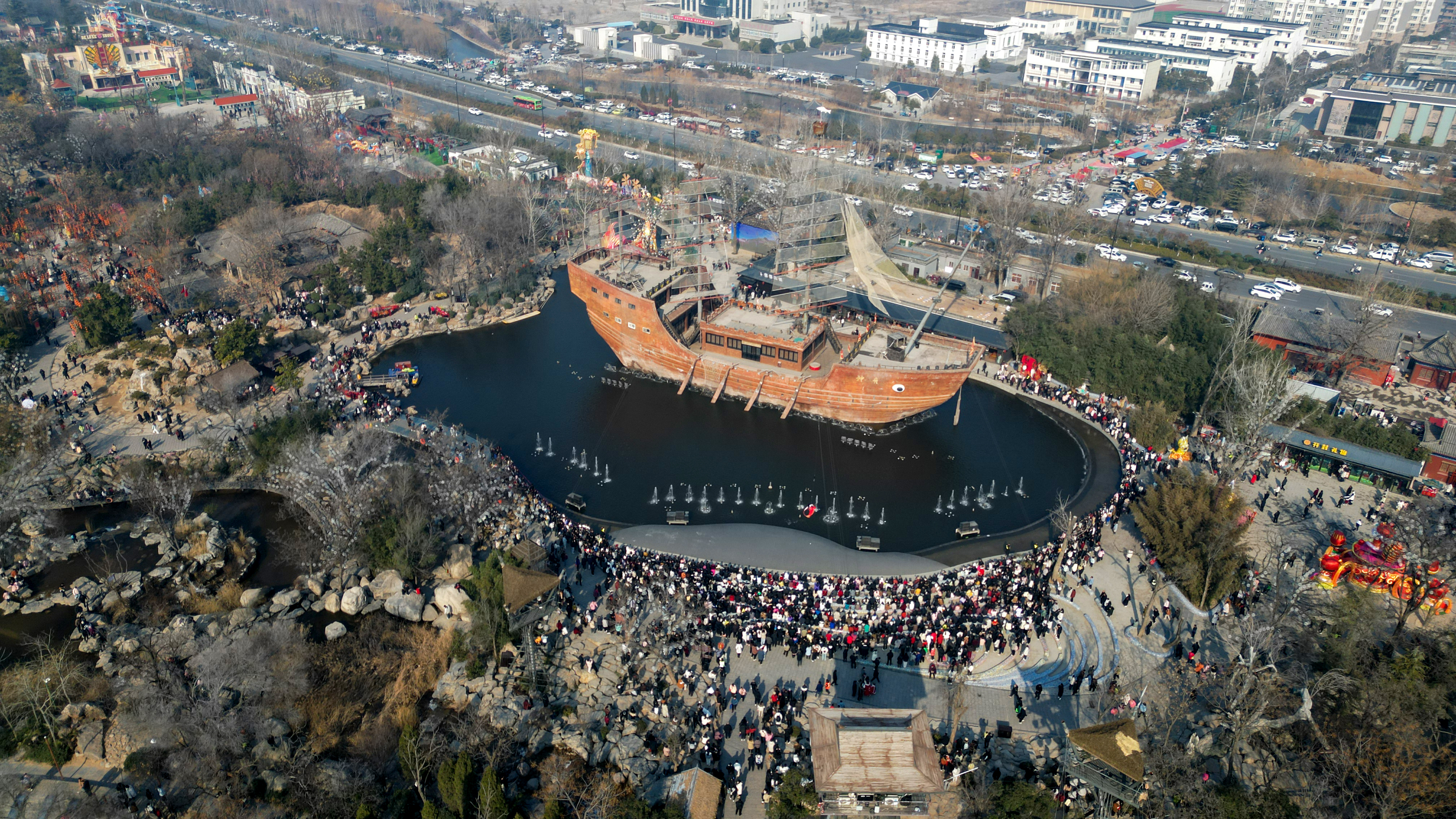 1月30日，我市各个景区热闹非凡，来自五湖四海的游客逛公园，赏民俗表演，度过一个愉快的春节假期。全媒体记者 袁洋 摄