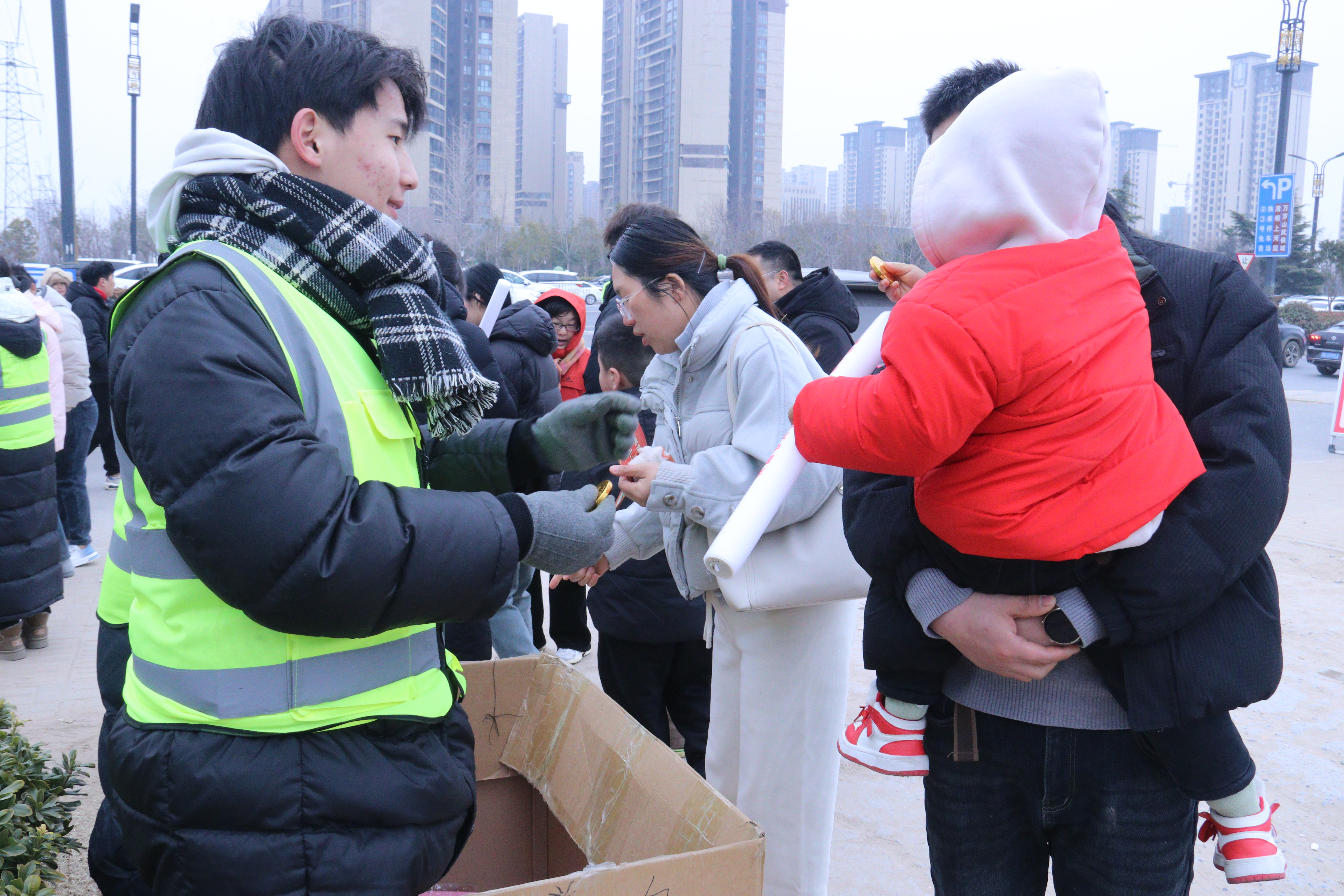  志愿服务。2月1日，金明大道1号免费换乘停车场外，志愿者在接受游客咨询。