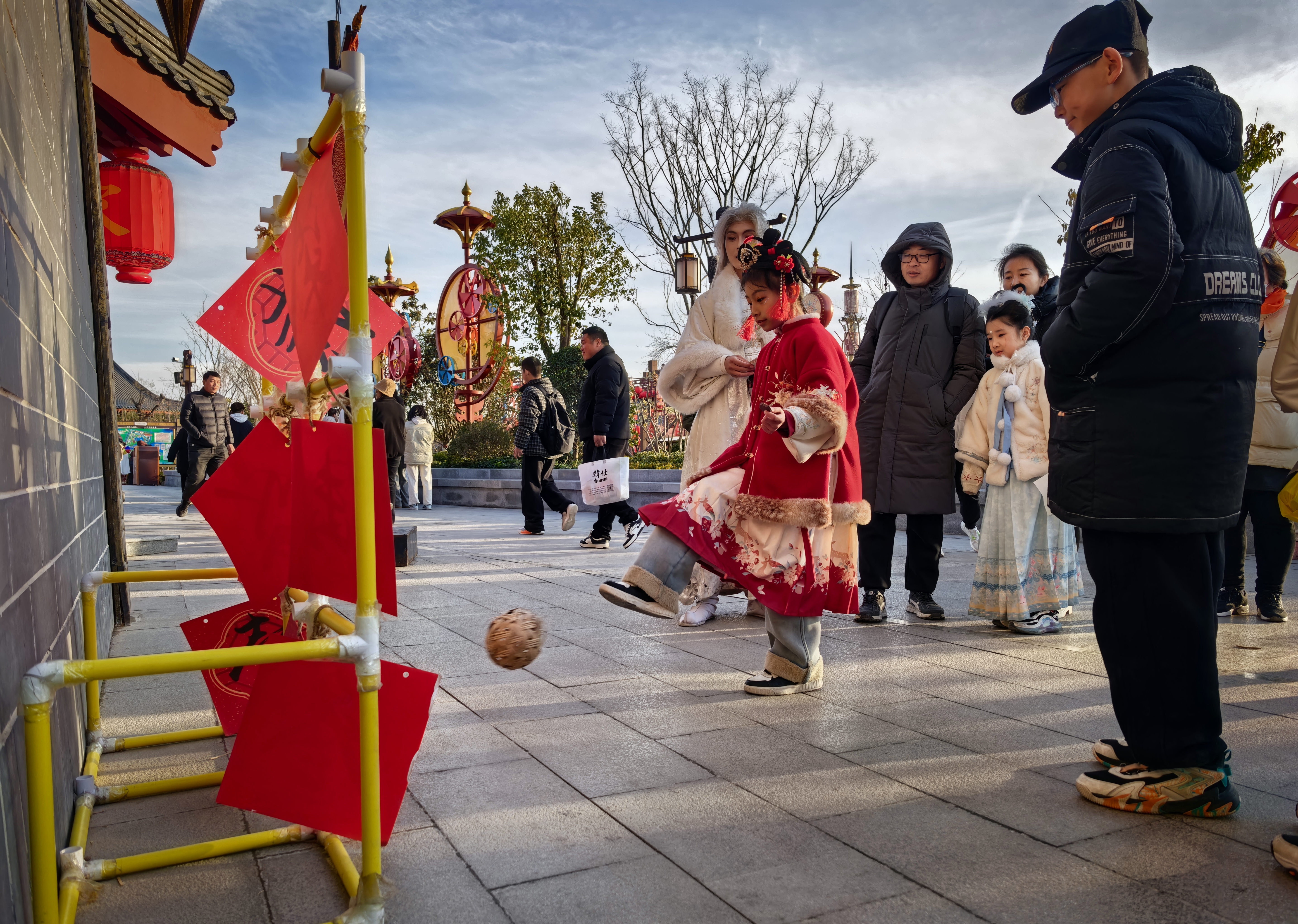 春节假期过后，开封文旅市场依旧火爆，各景区里依然热热闹闹、喜气洋洋。全媒体记者 李浩 摄