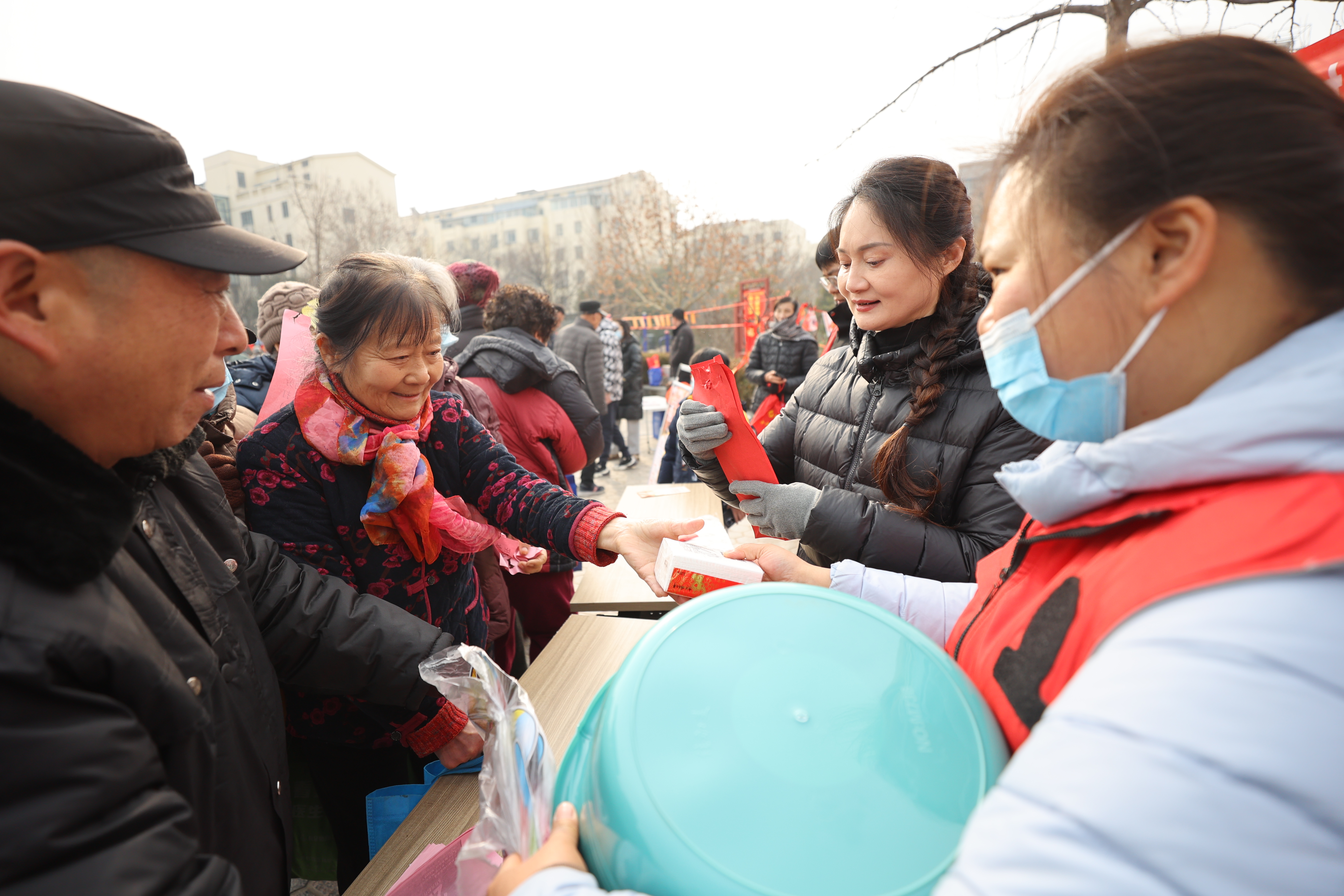 2月12日，集英社区在集英花园小区广场开展“猜灯谜闹元宵”主题活动。该社区居民猜灯谜、吃汤圆，热热闹闹庆元宵。 全媒体记者  石斐  摄