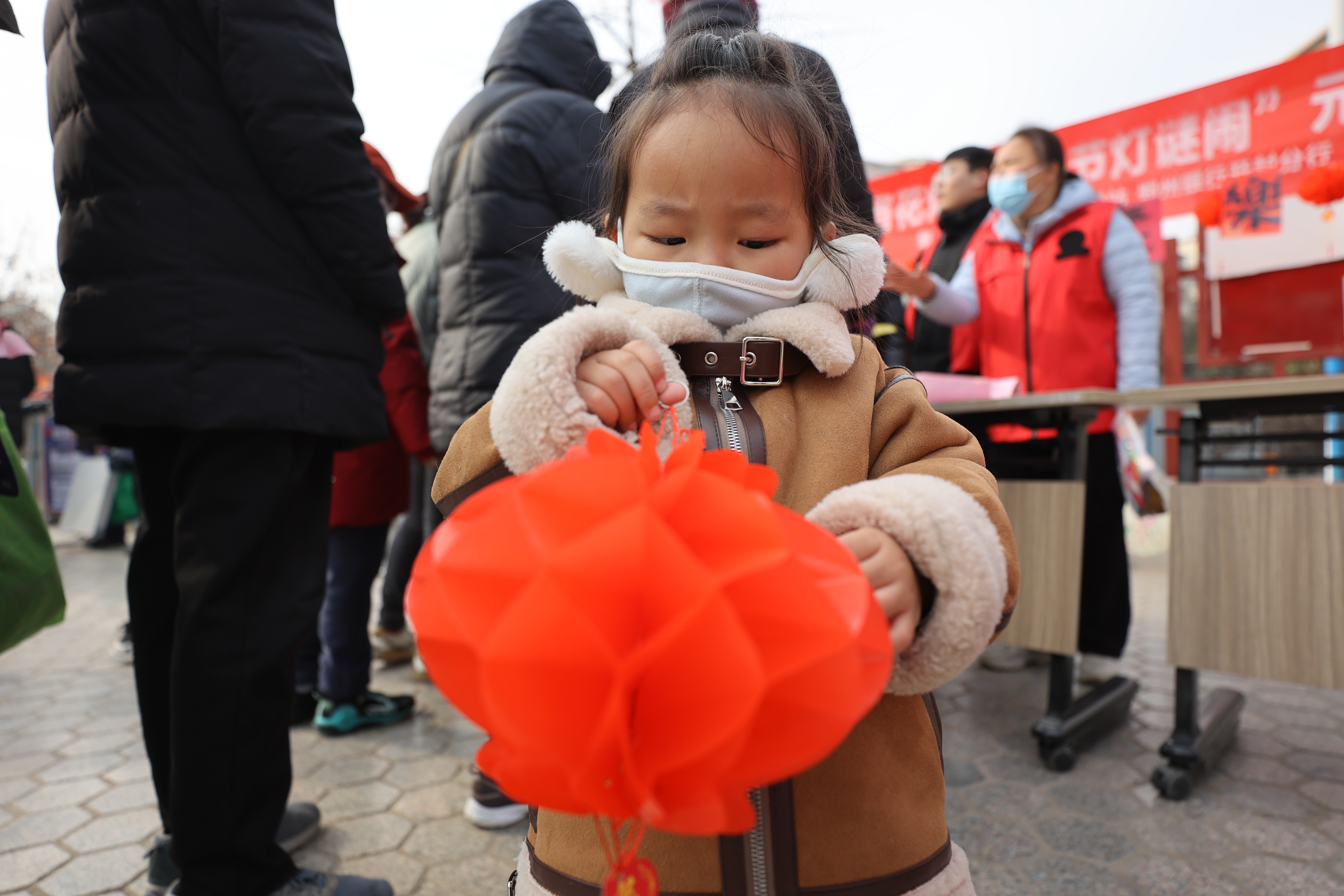 2月12日，集英社区在集英花园小区广场开展“猜灯谜闹元宵”主题活动。该社区居民猜灯谜、吃汤圆，热热闹闹庆元宵。 全媒体记者  石斐  摄