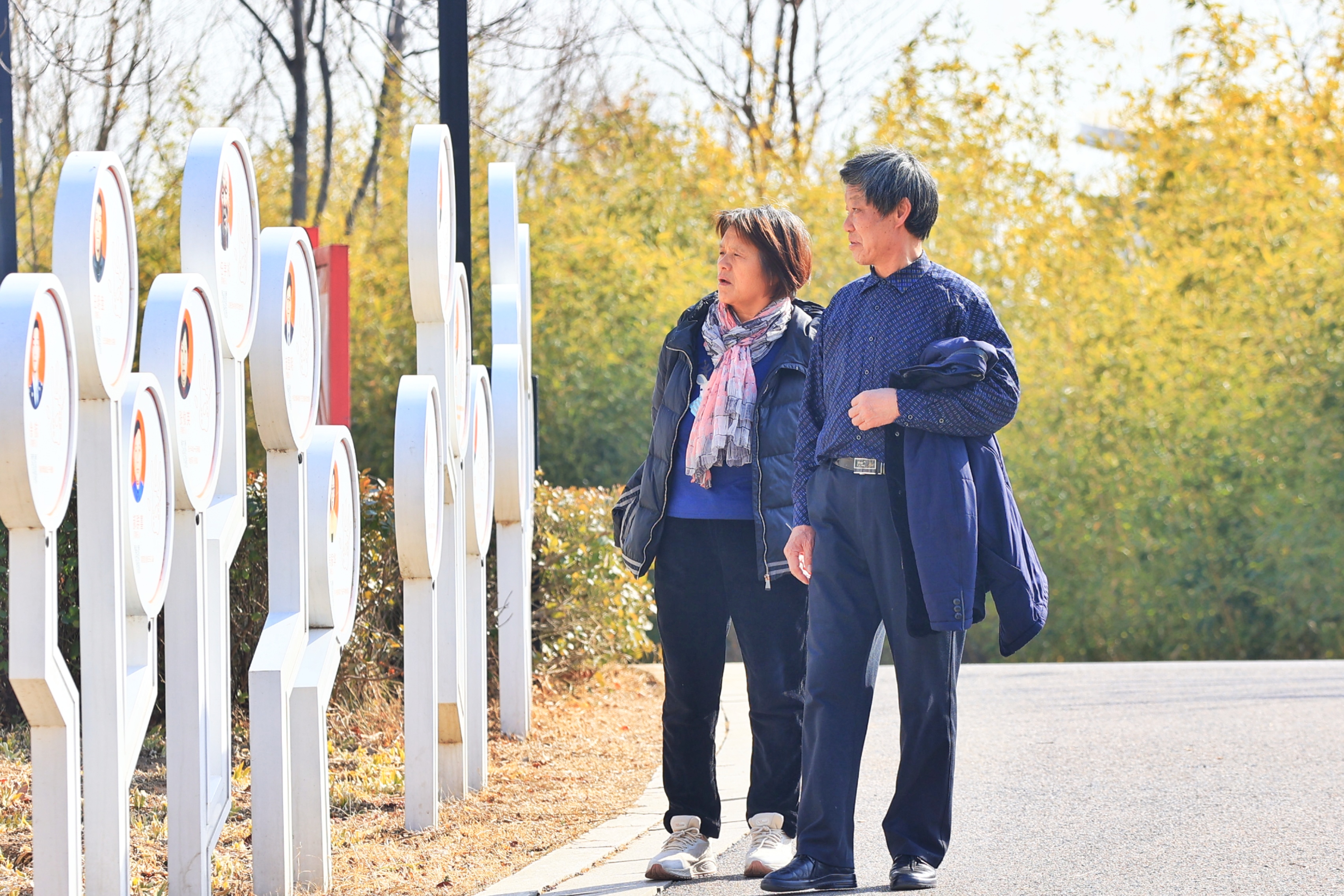 2月14日，开封天气温暖，春天的气息越来越浓，市民在黑岗口调蓄水库旁散步，享受温暖的阳光。 全媒体记者 李浩 摄