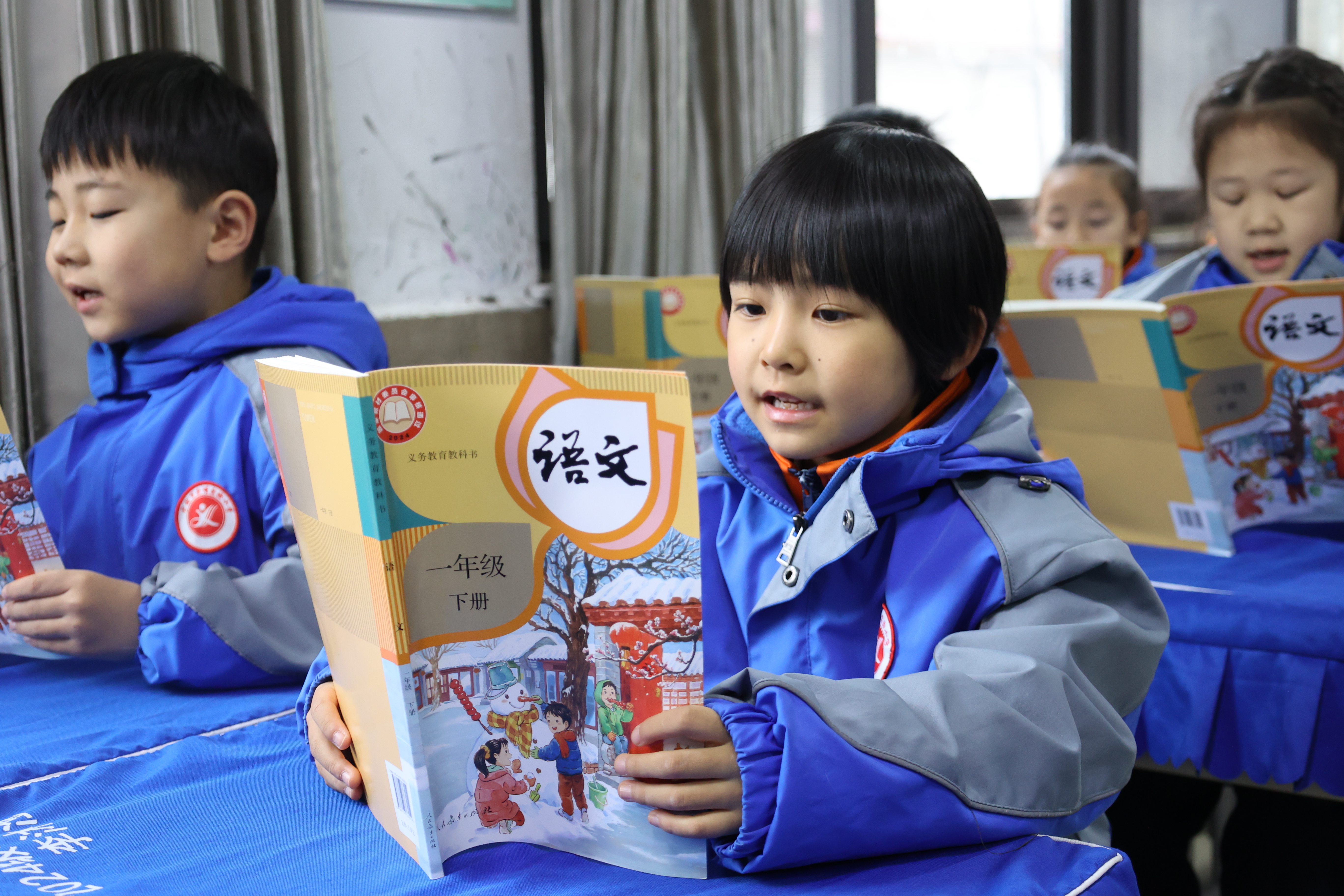 2月14日，开封中小学生迎来开学第一天，在金明实验小学，孩子们怀着兴奋的心情重返校园，以崭新的姿态迎接新学期的到来。全媒体记者 石斐 摄