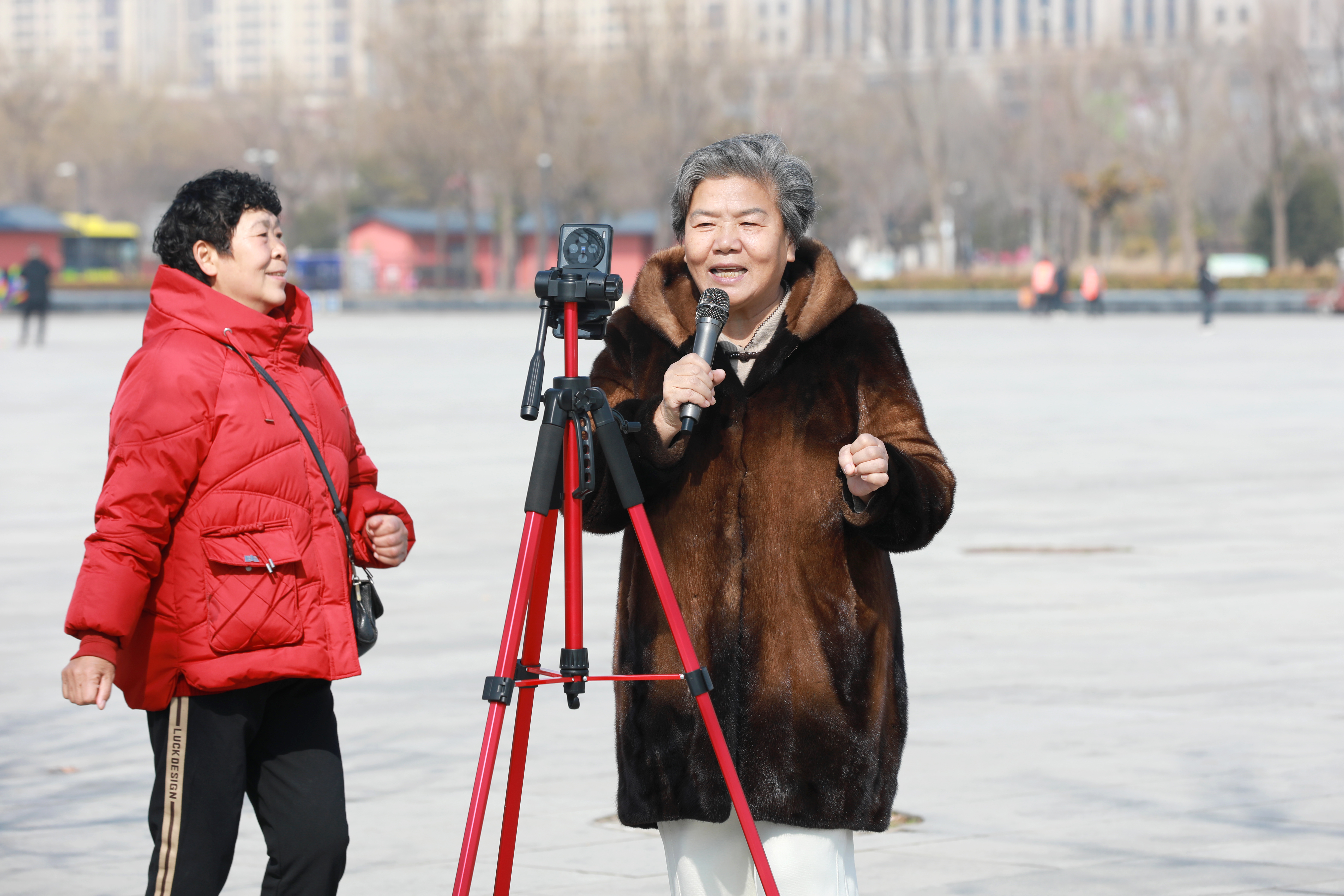 近日，开封天气回暖，不少市民来到市民广场休闲游玩，享受初春暖阳。全媒体记者 姜菡 摄