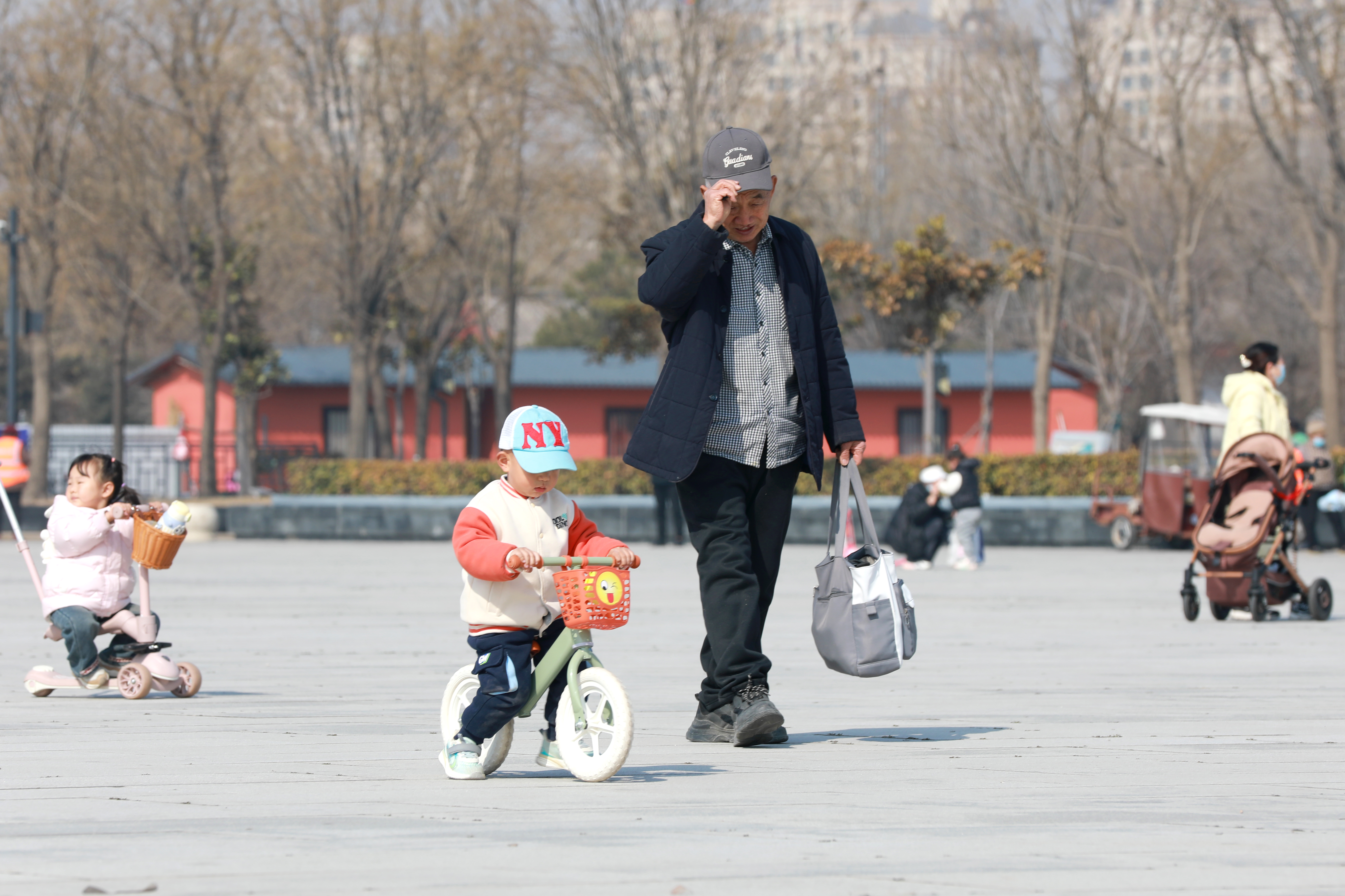 近日，开封天气回暖，不少市民来到市民广场休闲游玩，享受初春暖阳。全媒体记者 姜菡 摄