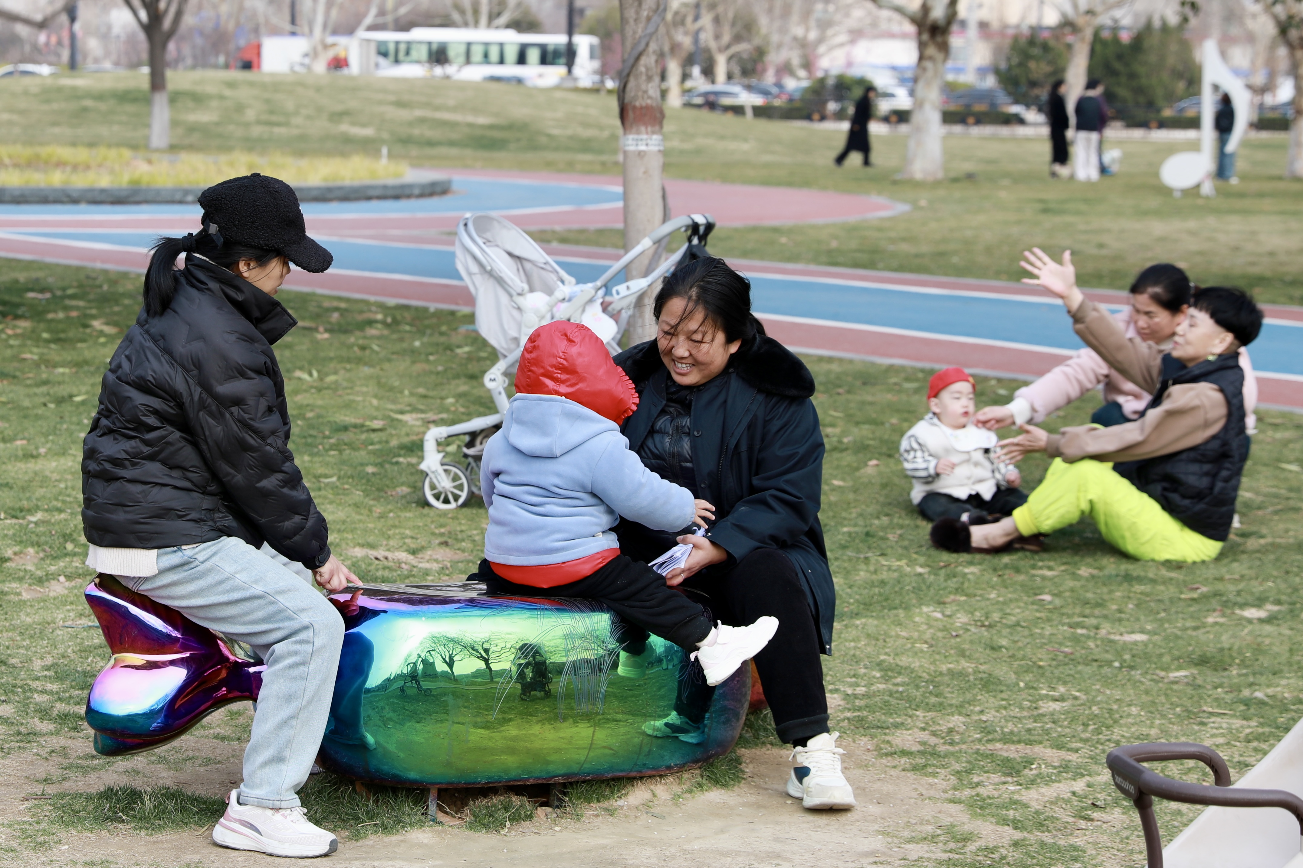 3月10日，开封风和日丽，游客在景区赏春景，享受春日风光。全媒体记者 姜菡 摄