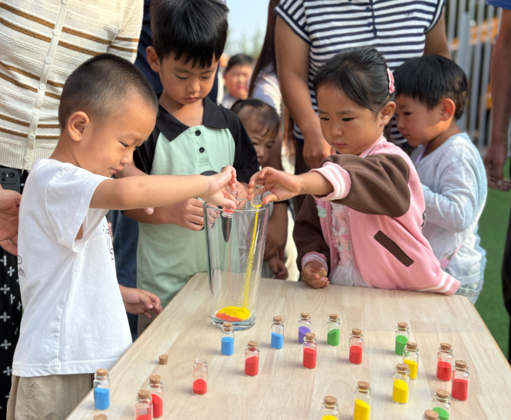 流沙签到，一份流沙、一份祝福，寓意着方向清楚、积极；不畏艰难、勇敢直前；勤勉不懈、性格坚强。 全媒体记者 李水龙文/图