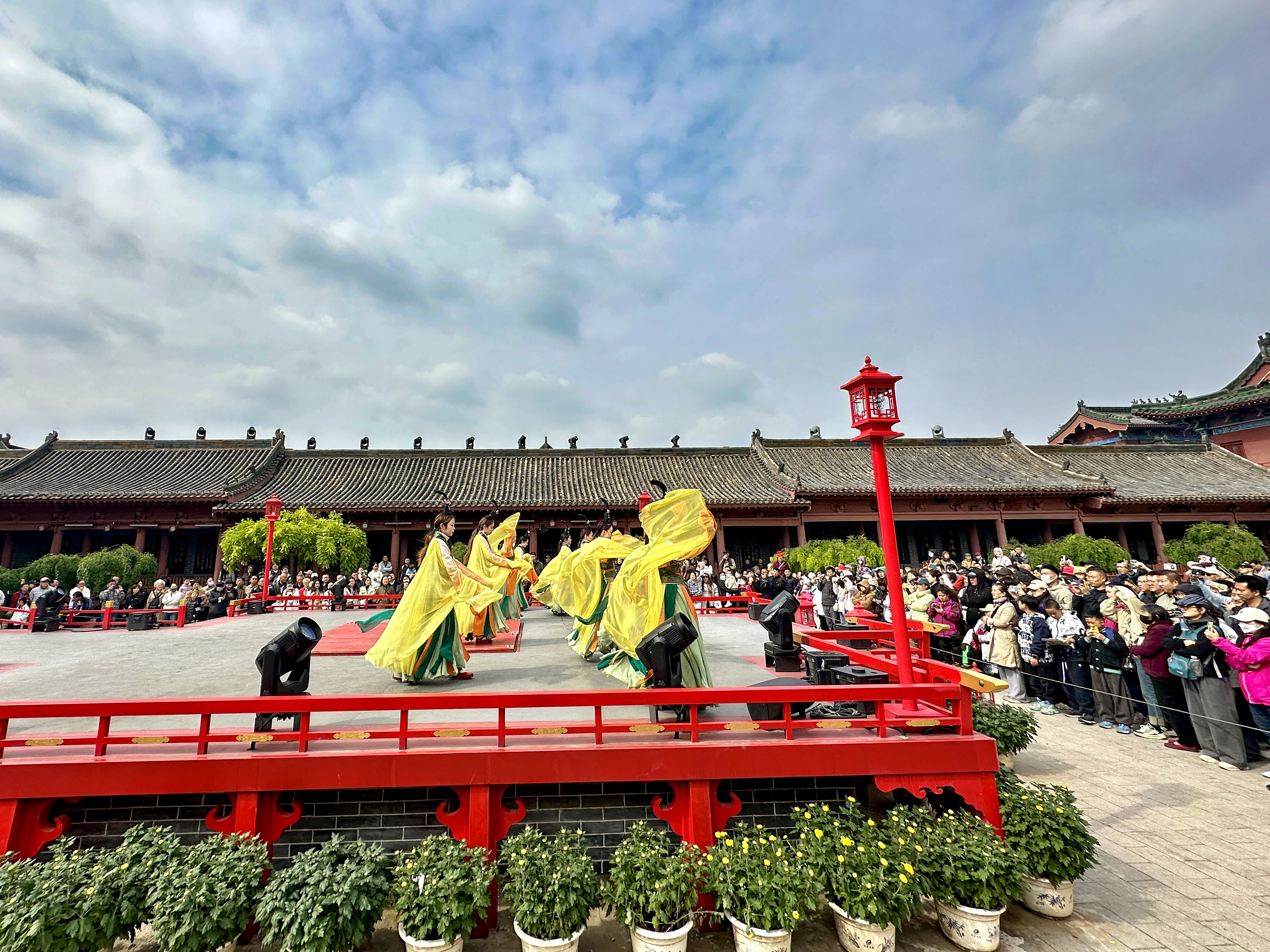 10月19日，游客、市民在景区赏菊景、品菊韵。 全媒体记者  袁洋  摄
