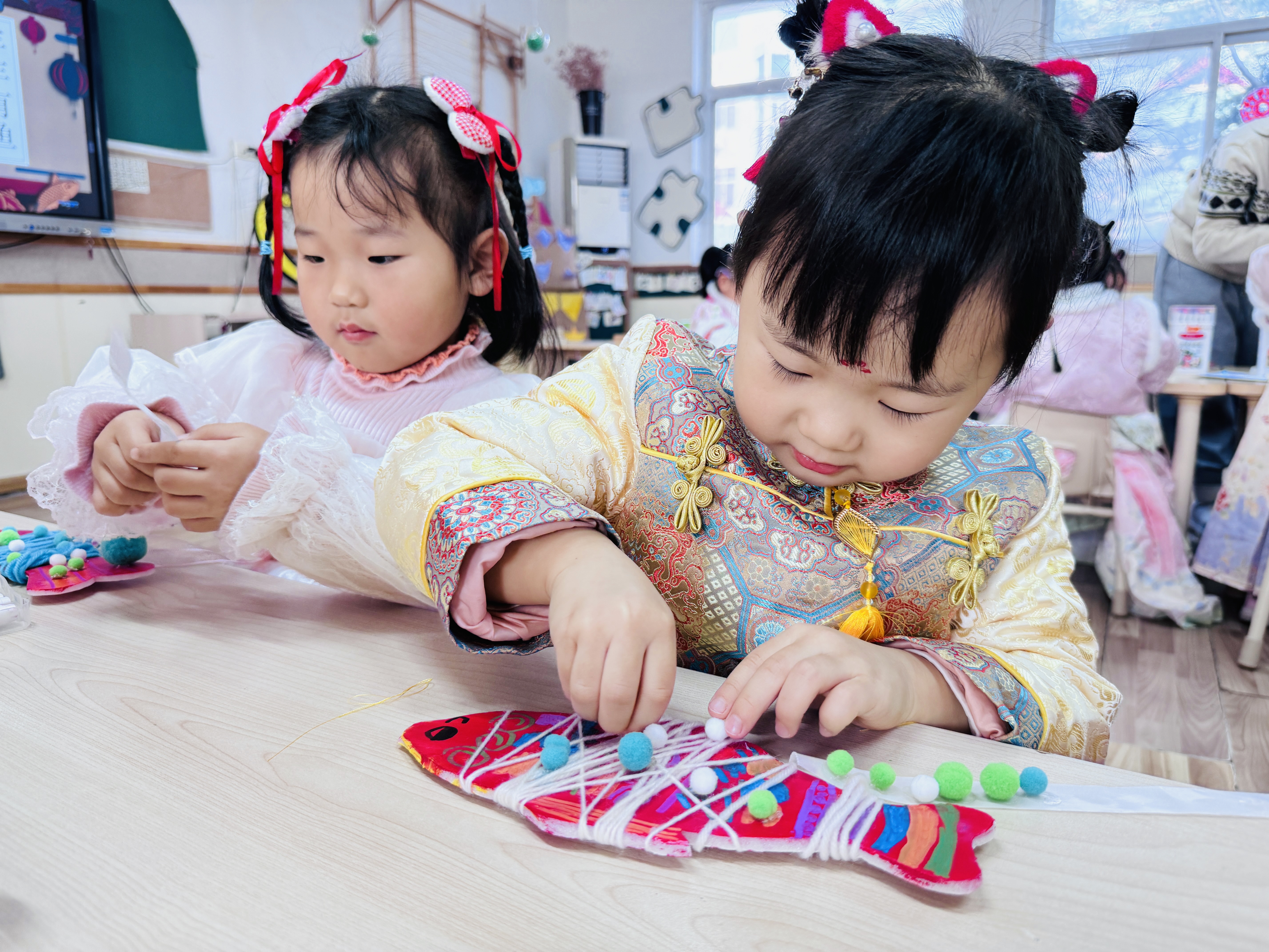竹马行新岁，寻色稚子游！12月31日，市群英幼儿园“寻色中国・溢彩迎新”元旦活动精彩开启，孩子们身穿传统文化服饰，带着好奇与欣喜，在色彩里拥抱新的一年。全媒体记者宋献霞 通讯员吴婷婷摄影报道